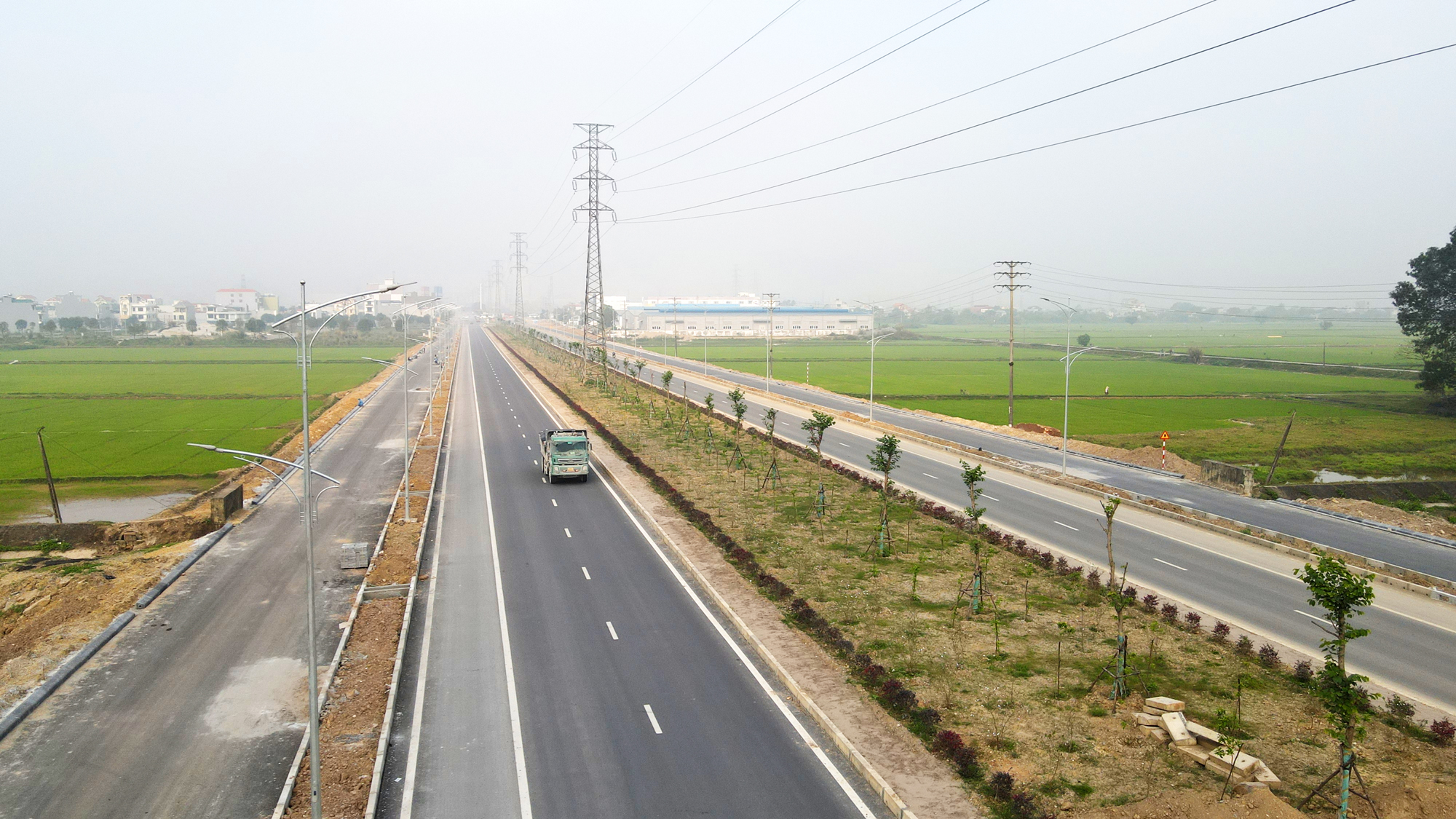 Hết vướng mặt bằng, đường h&agrave;nh lang Đ&ocirc;ng T&acirc;y 3.700 tỷ ở H&agrave; Nam băng về đ&iacute;ch- Ảnh 1.