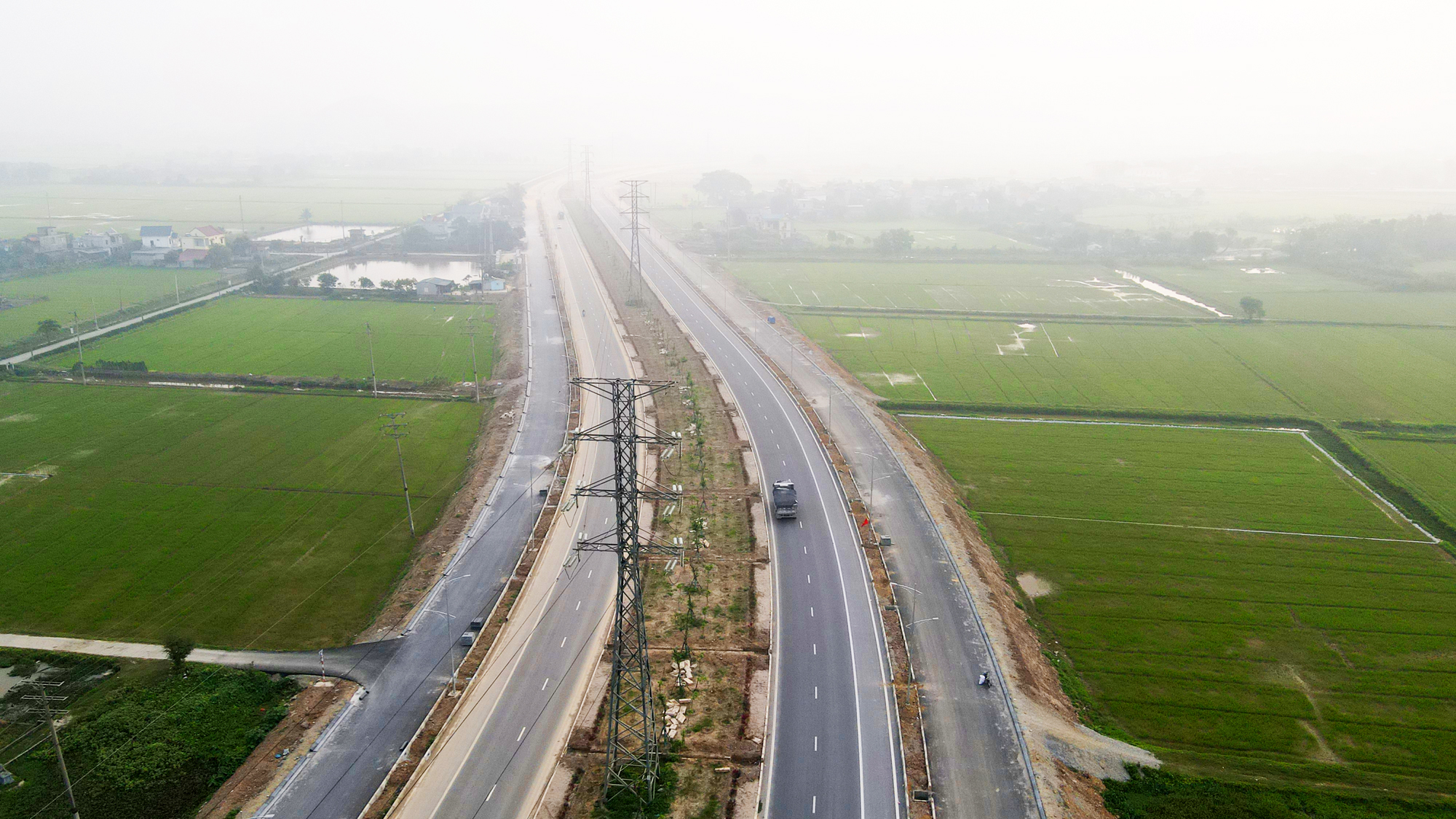 Hết vướng mặt bằng, đường h&agrave;nh lang Đ&ocirc;ng T&acirc;y 3.700 tỷ ở H&agrave; Nam băng về đ&iacute;ch- Ảnh 10.