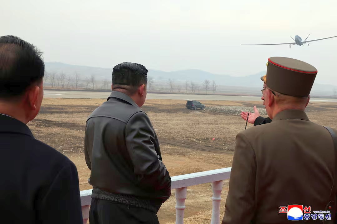 Ông Kim Jong-un giám sát thử nghiệm UAV cảm tử trang bị AI do Triều Tiên tự chế tạo- Ảnh 1. Ông Kim Jong-un giám sát thử nghiệm UAV cảm tử trang bị AI do Triều Tiên tự chế tạo- Ảnh 1.