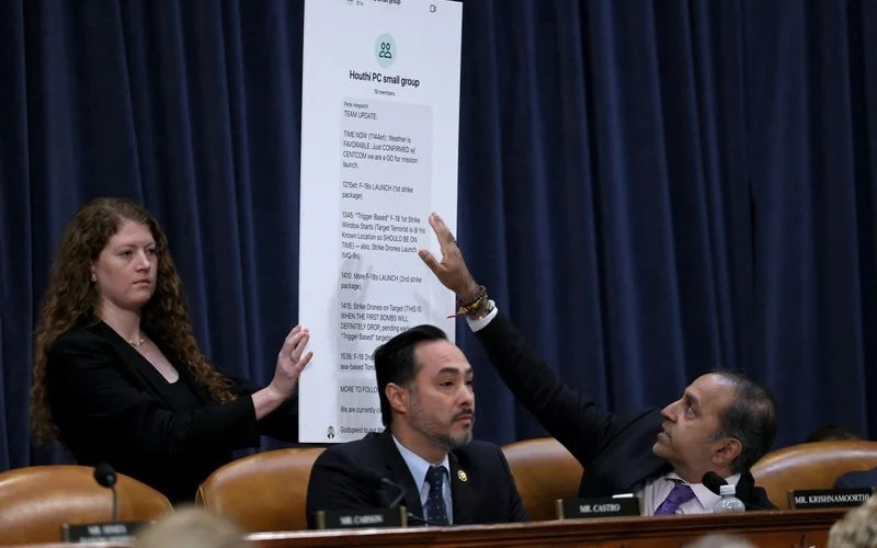 Vụ th&ecirc;m nhầm nh&agrave; b&aacute;o v&agrave;o nh&oacute;m chat mật: B&aacute;o Mỹ c&ocirc;ng khai tin nhắn của Bộ trưởng Quốc ph&ograve;ng