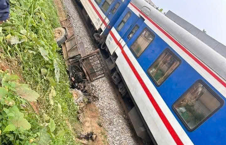 C&ocirc;ng n&ocirc;ng tự chế va t&agrave;u hỏa, một người tử vong- Ảnh 1.