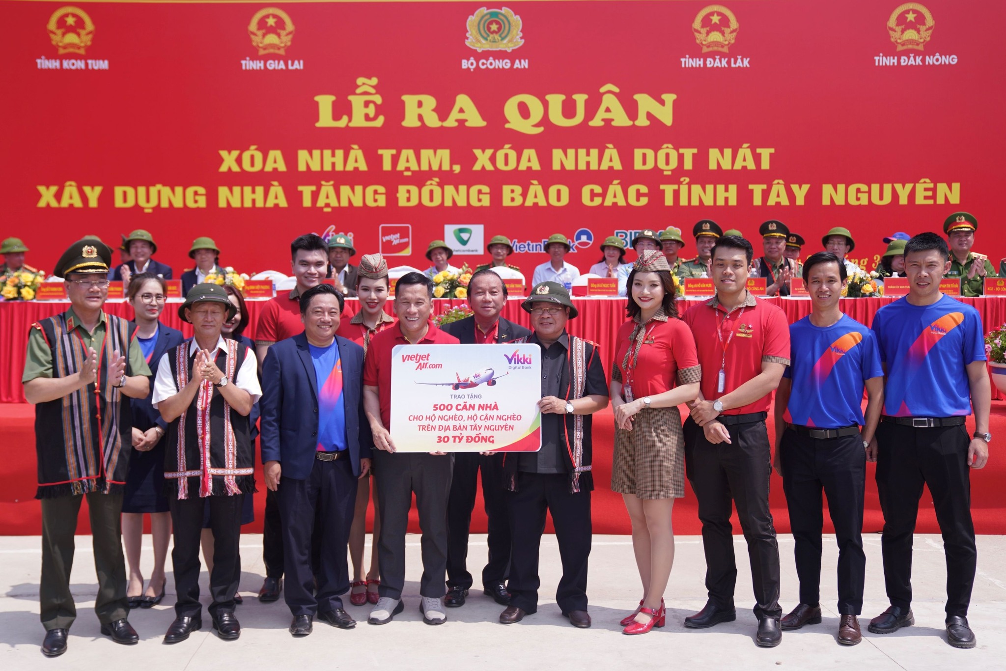 Vietjet chung tay xo&aacute; nh&agrave; tạm, nh&agrave; dột n&aacute;t tại T&acirc;y Nguy&ecirc;n- Ảnh 1.