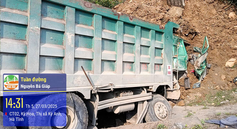 Cabin xe ben bẹp dúm sau tai nạn. Cabin xe ben bẹp dúm sau tai nạn.