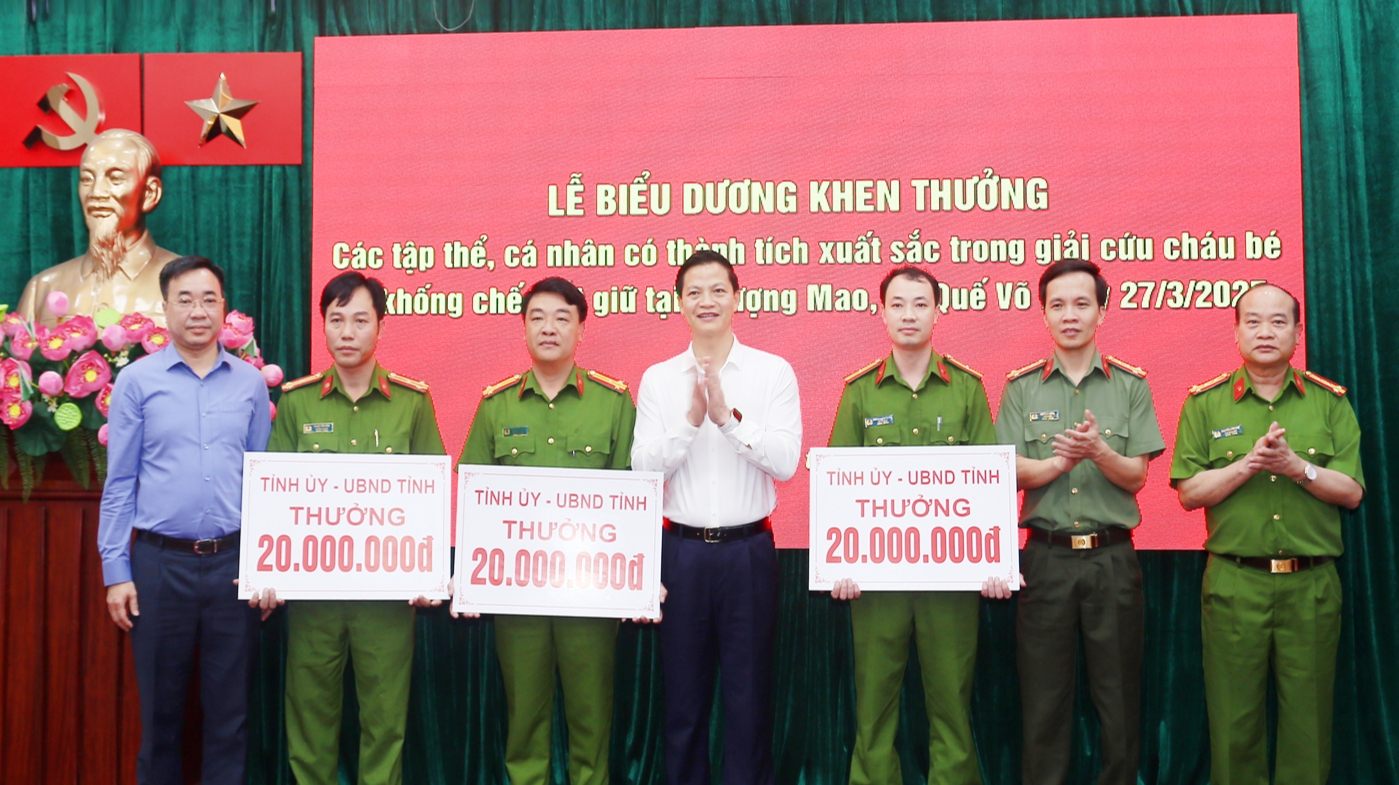 Bắc Ninh thưởng n&oacute;ng lực lượng giải cứu b&eacute; g&aacute;i bị bắt c&oacute;c l&agrave;m con tin- Ảnh 1.