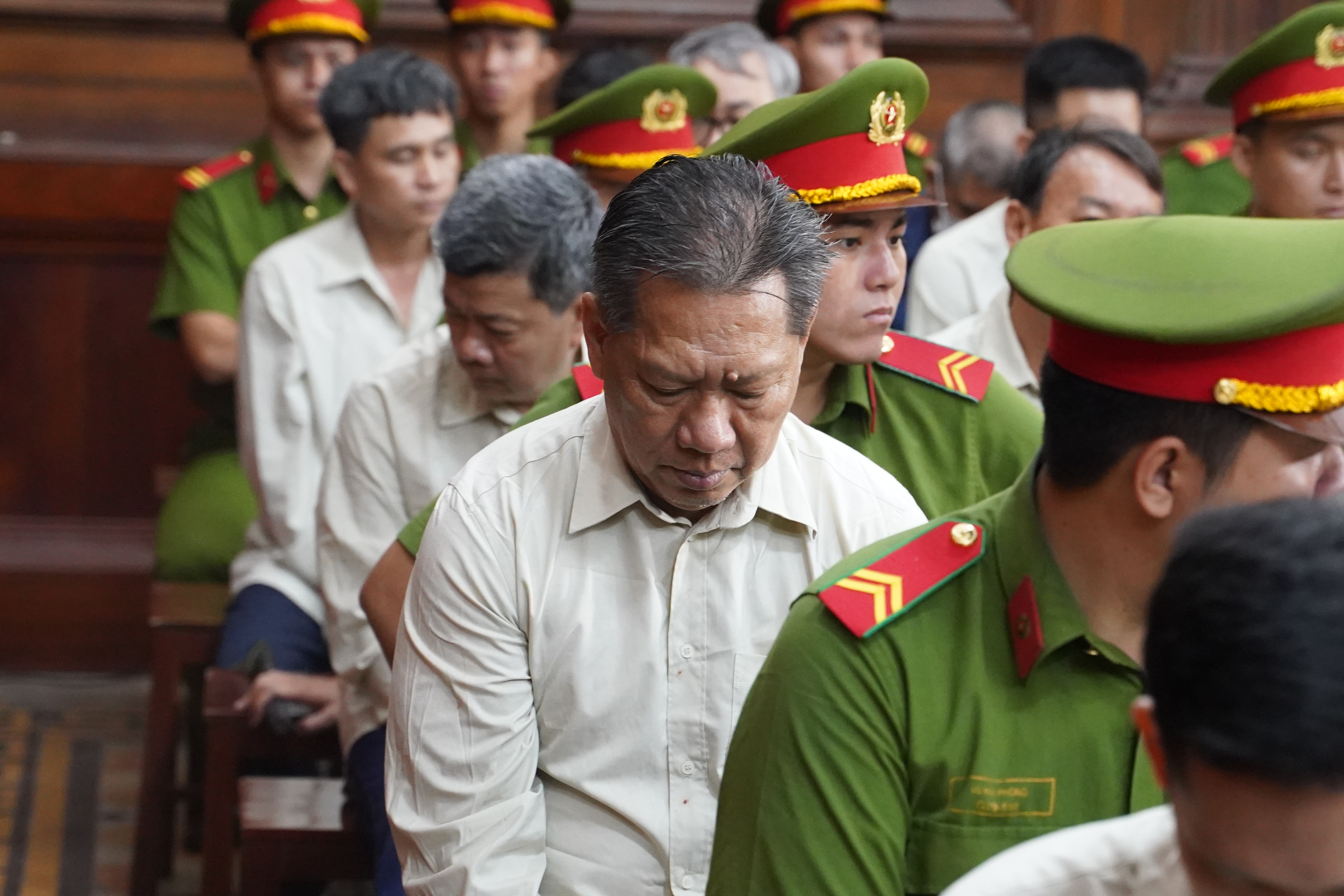 Cựu ph&oacute; chủ tịch tỉnh An Giang bật kh&oacute;c, xin lỗi Đảng v&agrave; nh&acirc;n d&acirc;n khi n&oacute;i lời sau c&ugrave;ng- Ảnh 1.