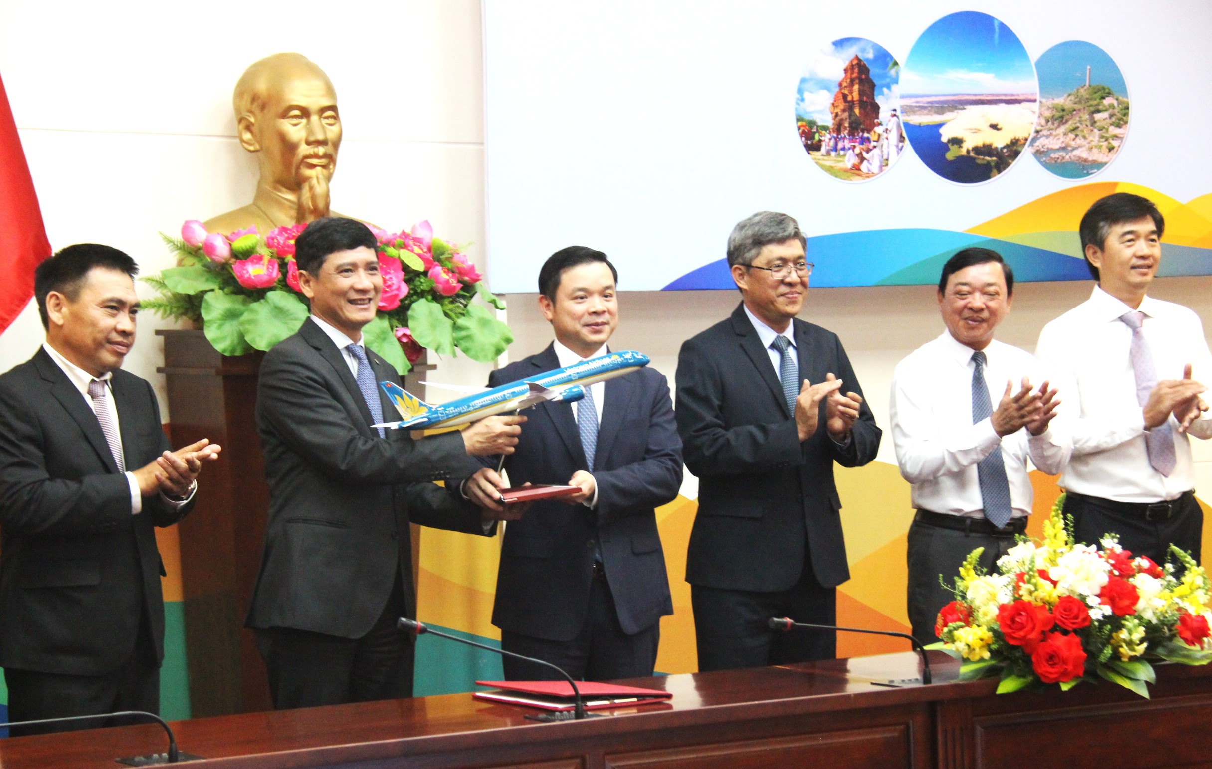 Sắp c&oacute; s&acirc;n bay, B&igrave;nh Thuận k&yacute; kết hợp t&aacute;c to&agrave;n diện với Vietnam Airlines- Ảnh 1.