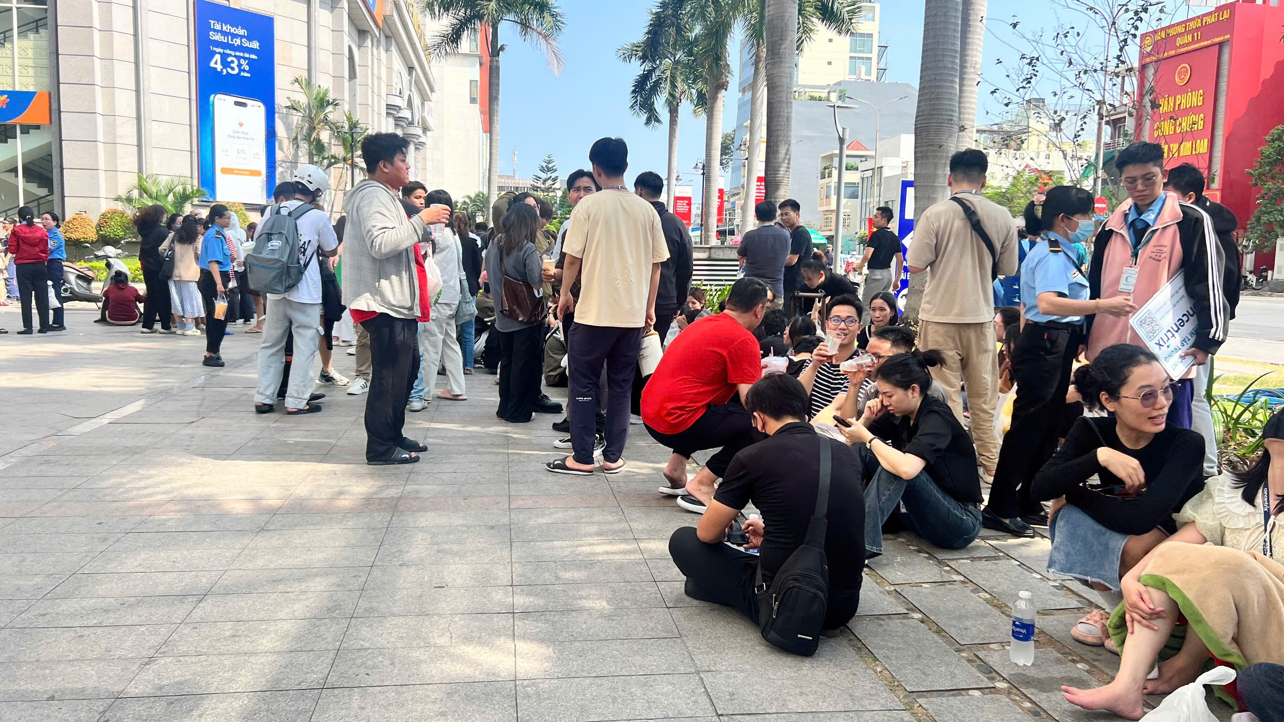Người d&acirc;n TP.HCM chạy khỏi c&aacute;c t&ograve;a nh&agrave; cao tầng v&igrave; rung lắc do động đất- Ảnh 4.