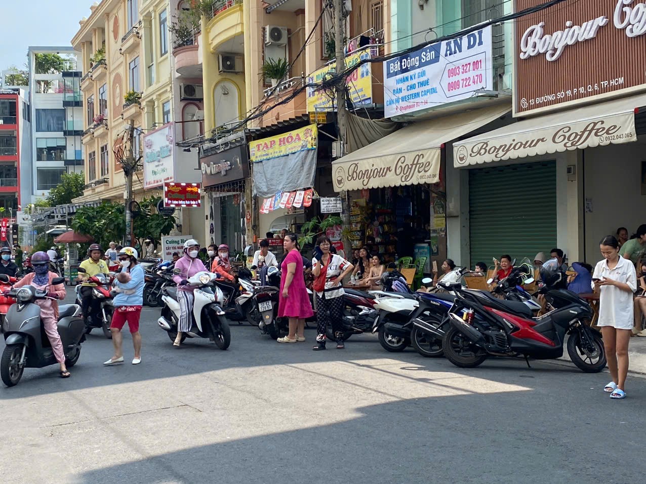 Người d&acirc;n TP.HCM chạy khỏi c&aacute;c t&ograve;a nh&agrave; cao tầng v&igrave; rung lắc do động đất- Ảnh 6.