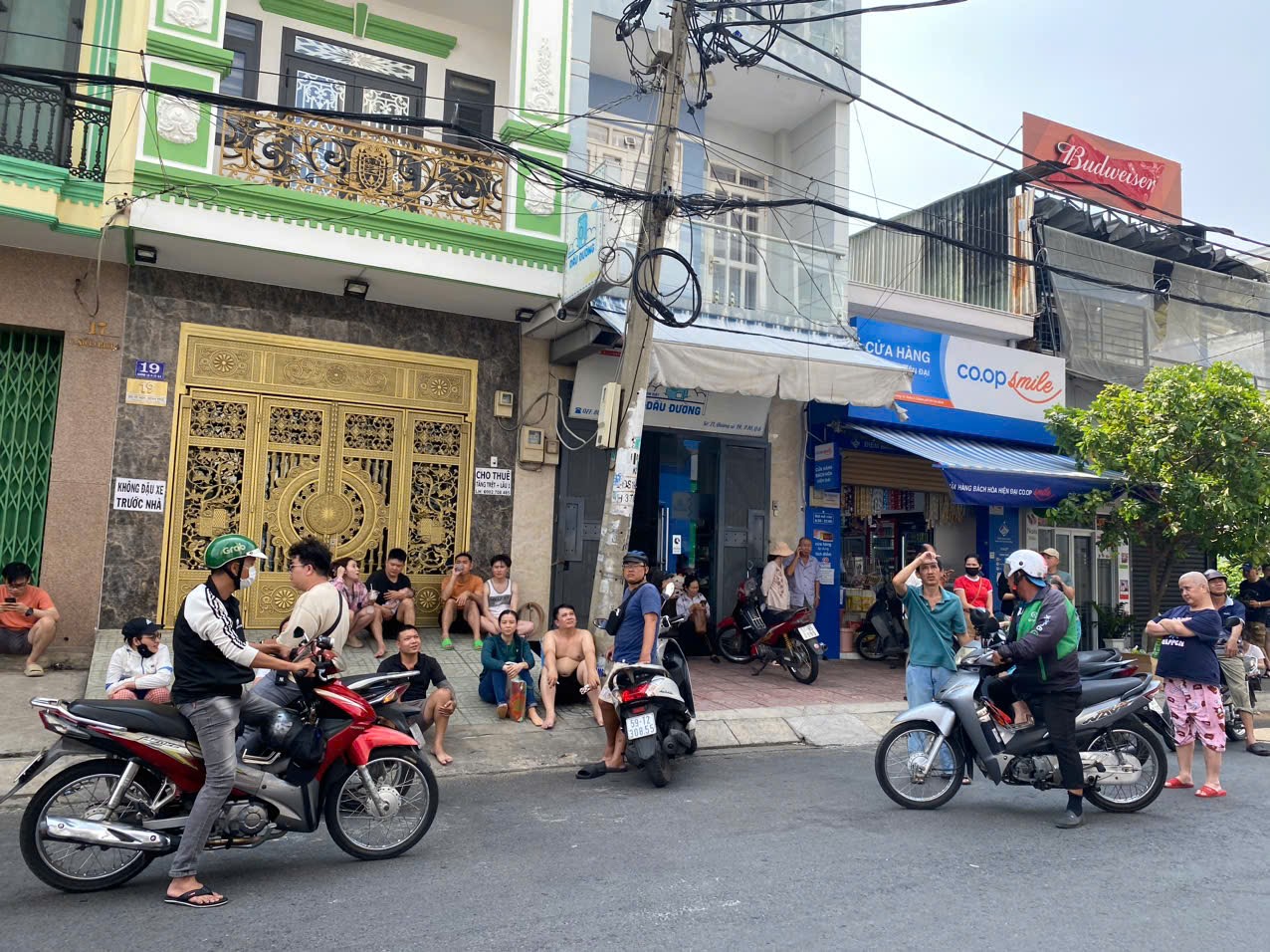 Người d&acirc;n TP.HCM chạy khỏi c&aacute;c t&ograve;a nh&agrave; cao tầng v&igrave; rung lắc do động đất- Ảnh 5.