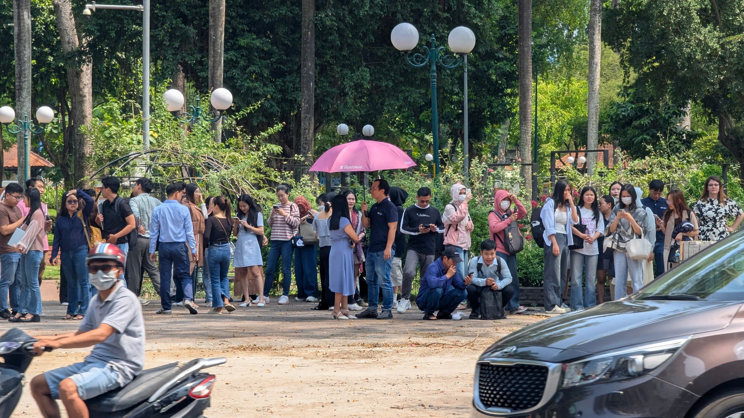 Người d&acirc;n TP.HCM chạy khỏi c&aacute;c t&ograve;a nh&agrave; cao tầng v&igrave; rung lắc do động đất- Ảnh 7.