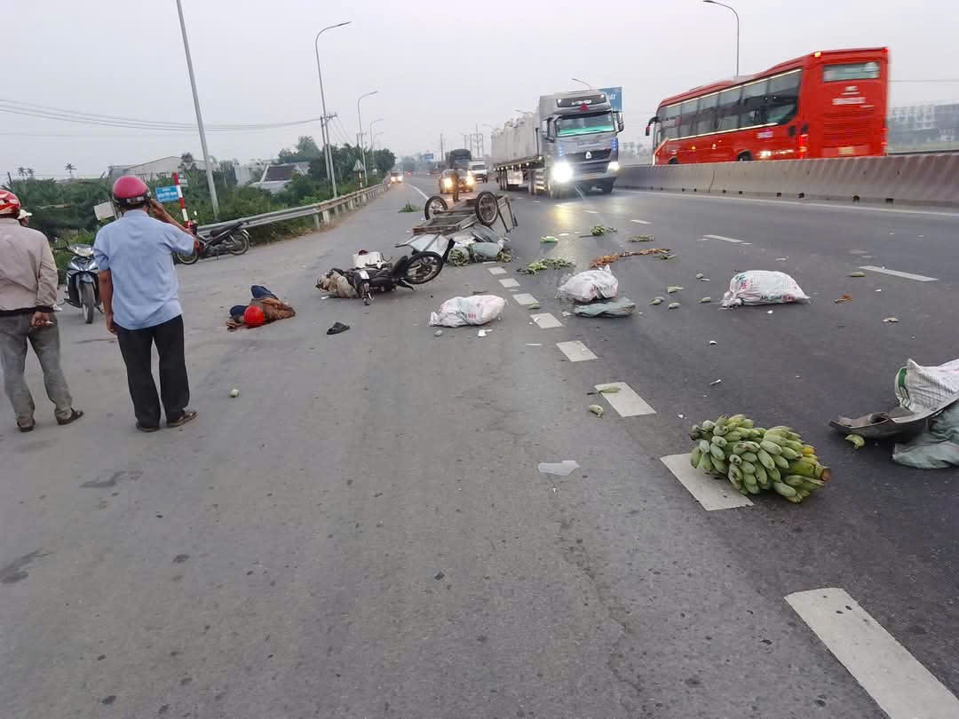 Va chạm &ocirc; t&ocirc; kh&aacute;ch, cặp vợ chồng tr&ecirc;n xe m&aacute;y gắn mo&oacute;c tự chế thương vong - Ảnh 1.