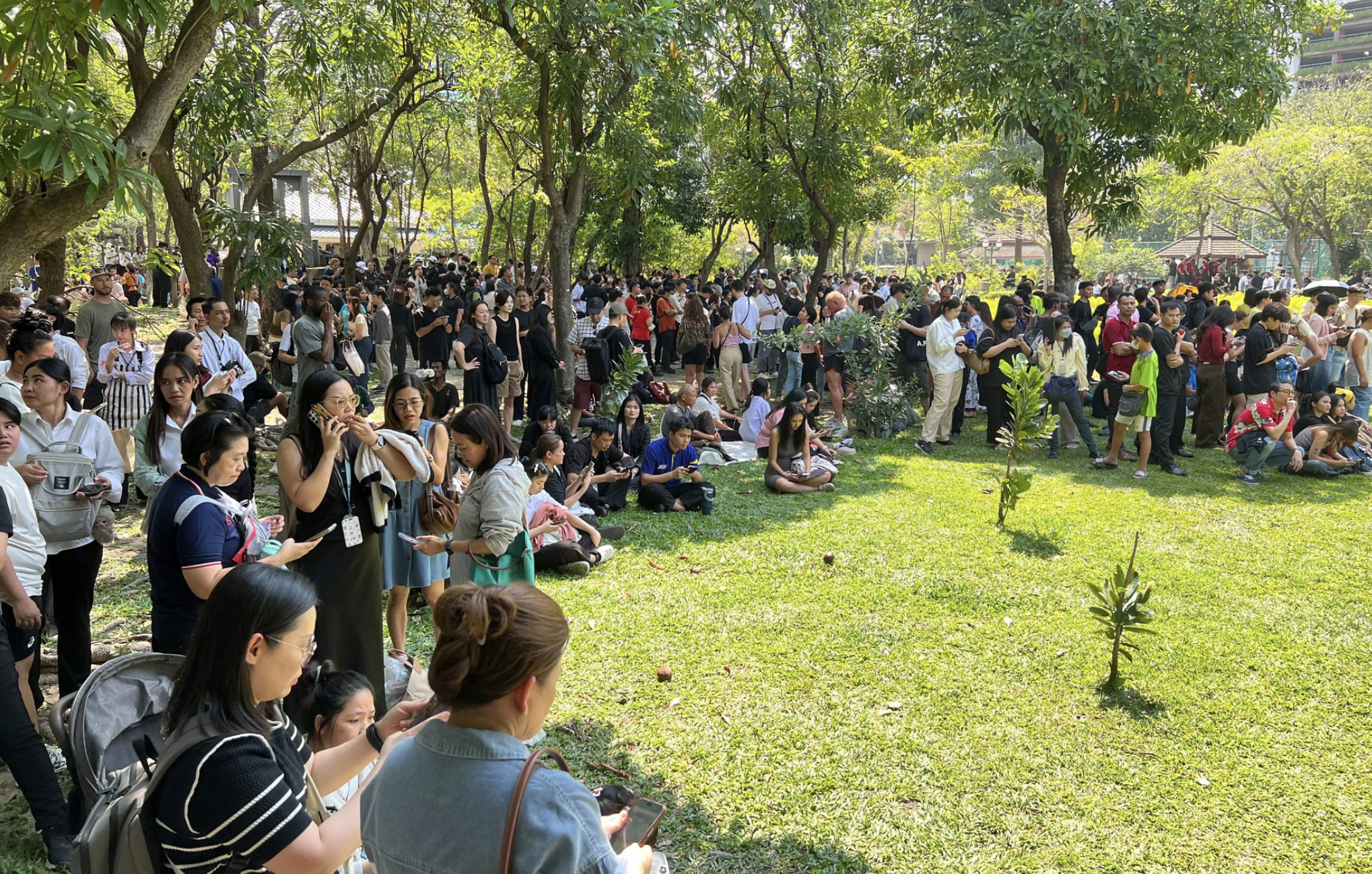 Người d&acirc;n b&agrave;ng ho&agrave;ng sau trận động đất mạnh tại Myanmar, Th&aacute;i Lan- Ảnh 2.