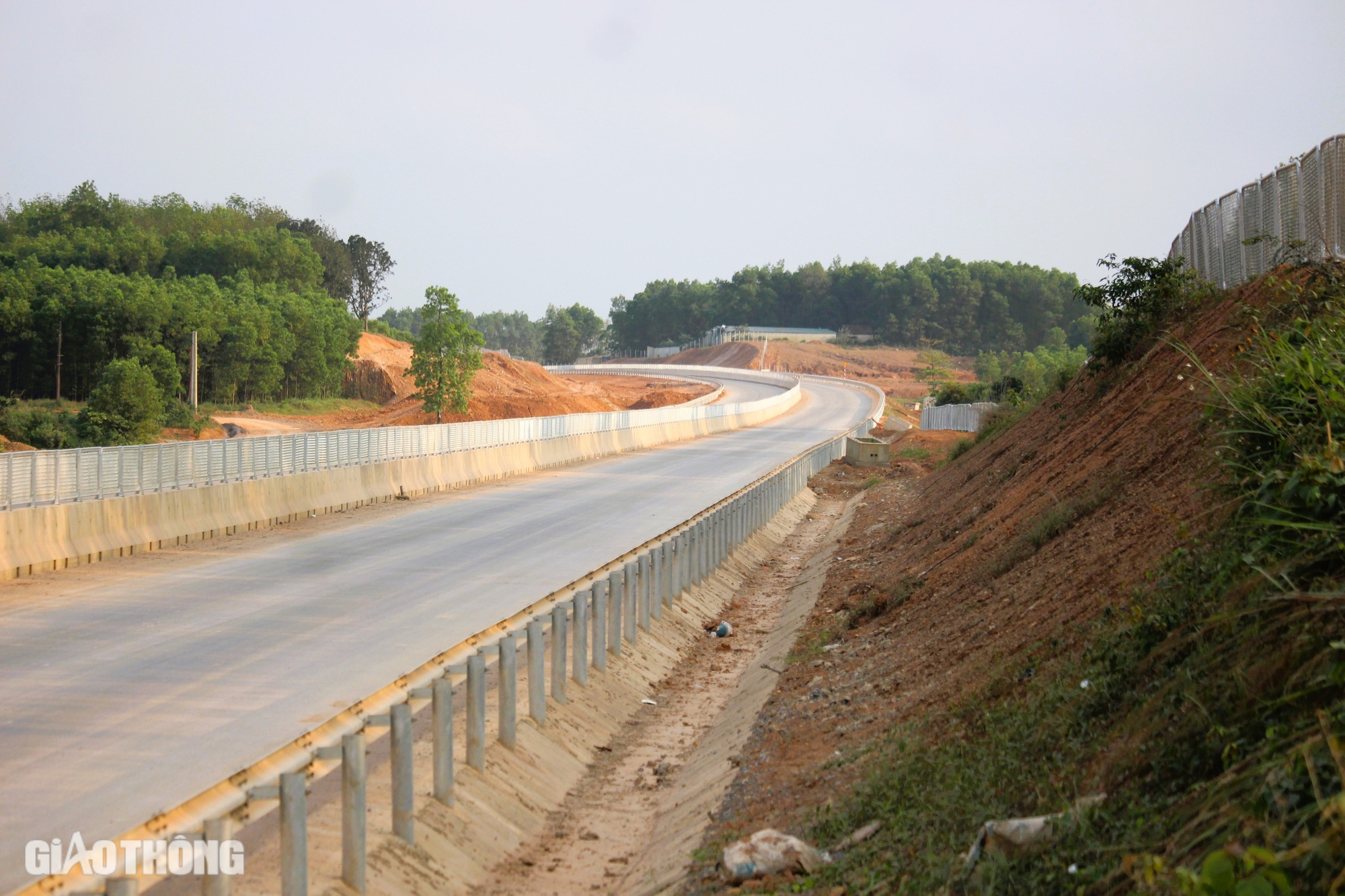 Cao tốc Vạn Ninh - Cam Lộ: Gỡ vướng mặt bằng, nỗ lực th&ocirc;ng tuyến ch&iacute;nh v&agrave;o 30/4- Ảnh 2.