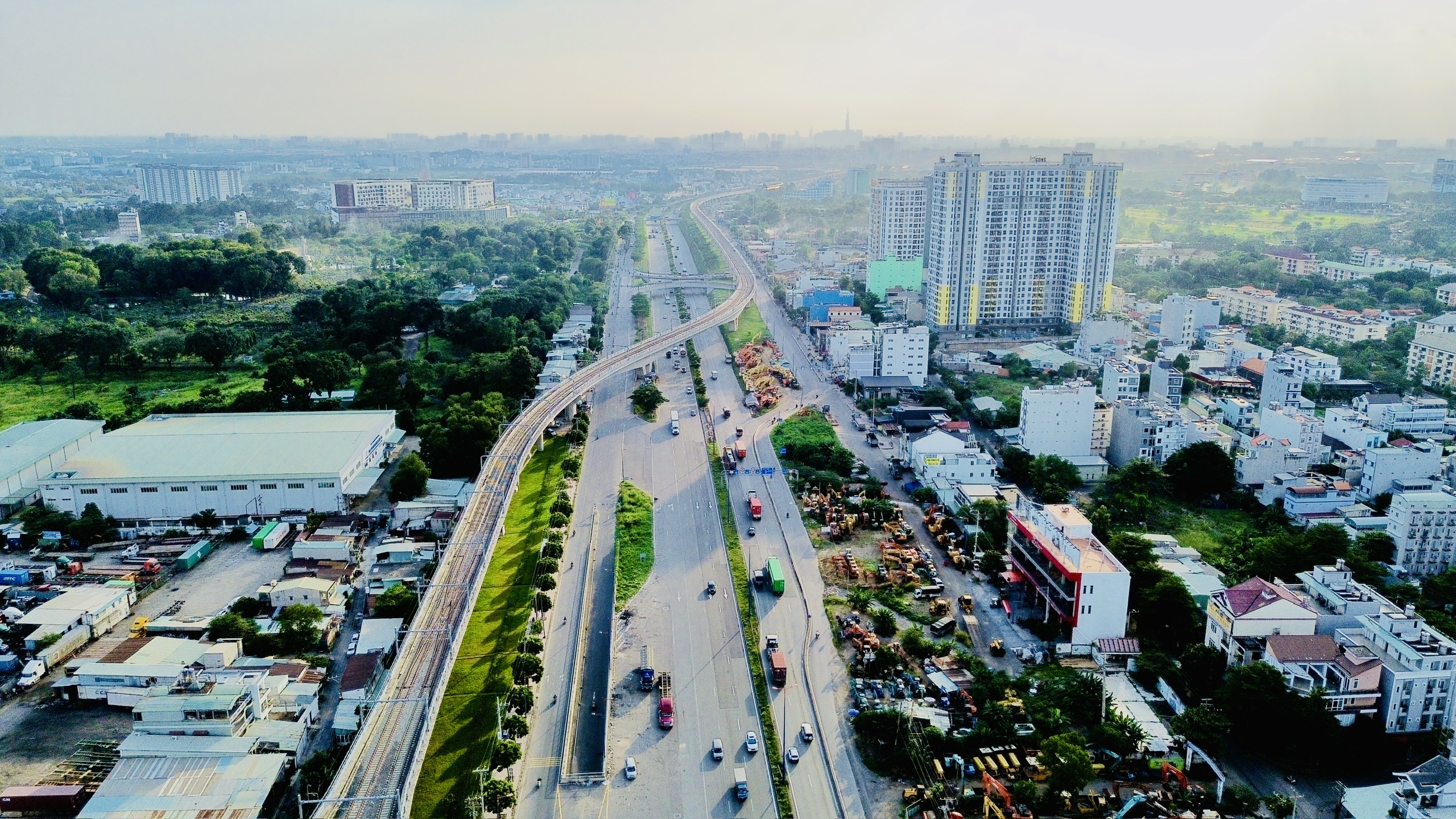 Dự án mở rộng Xa lộ Hà Nội 15 năm chưa xong, giá đất leo thang, nguy cơ đội vốn?- Ảnh 1. Dự án mở rộng Xa lộ Hà Nội 15 năm chưa xong, giá đất leo thang, nguy cơ đội vốn?- Ảnh 1.