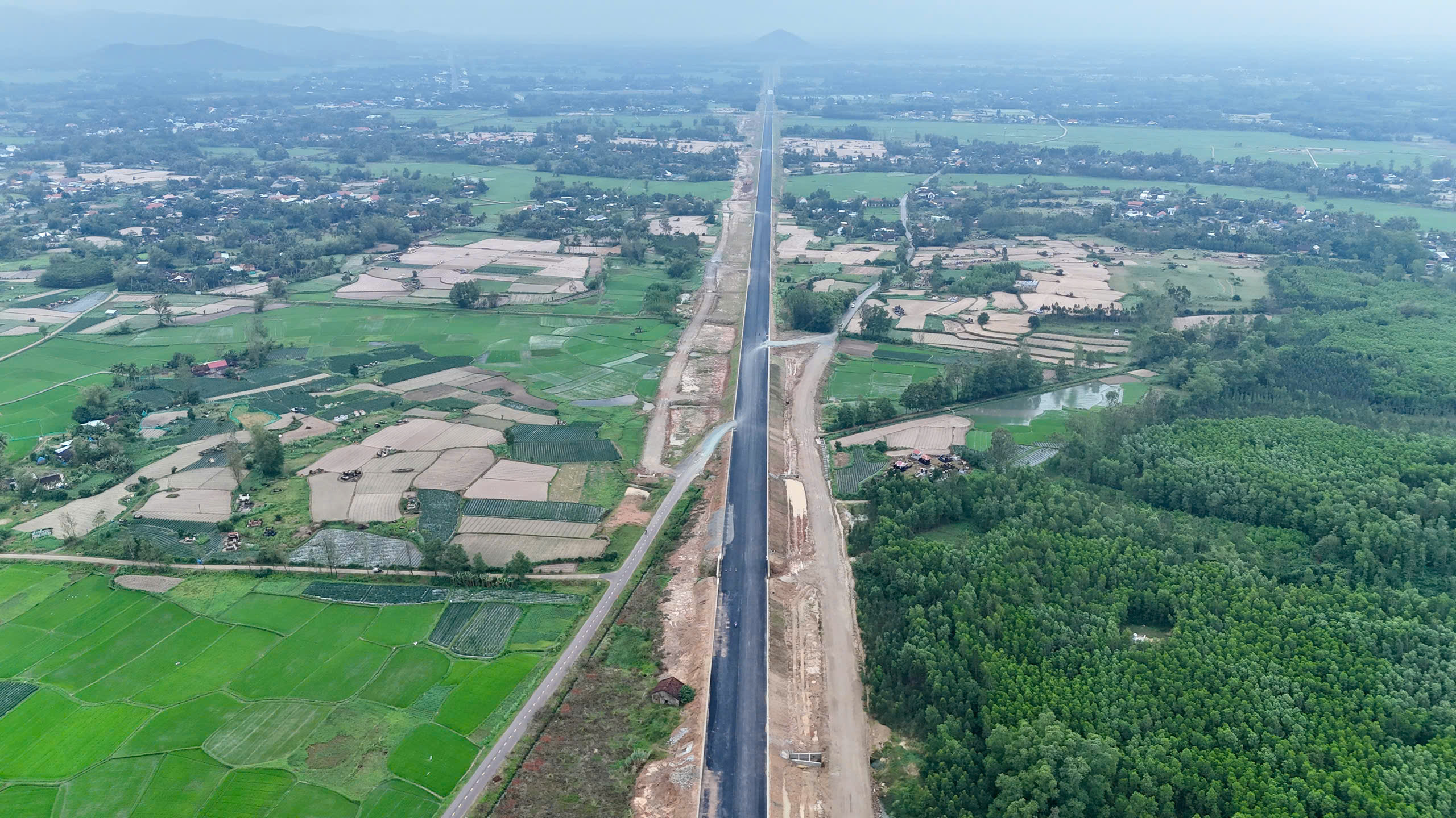 B&igrave;nh Định khẩn trương b&agrave;n giao mặt bằng trạm dừng nghỉ cao tốc trước 10/4- Ảnh 1.