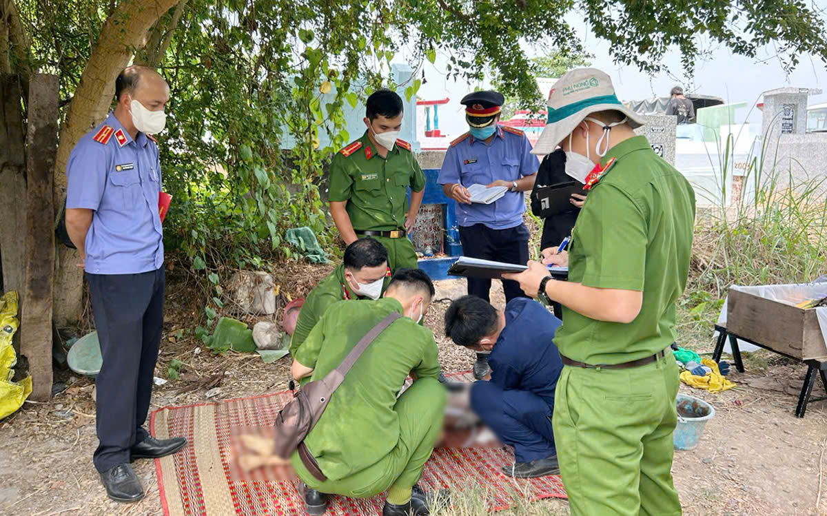 Khai quật tử thi l&agrave;m r&otilde; c&aacute;i chết của b&eacute; trai 5 tuổi ở An Giang- Ảnh 2.