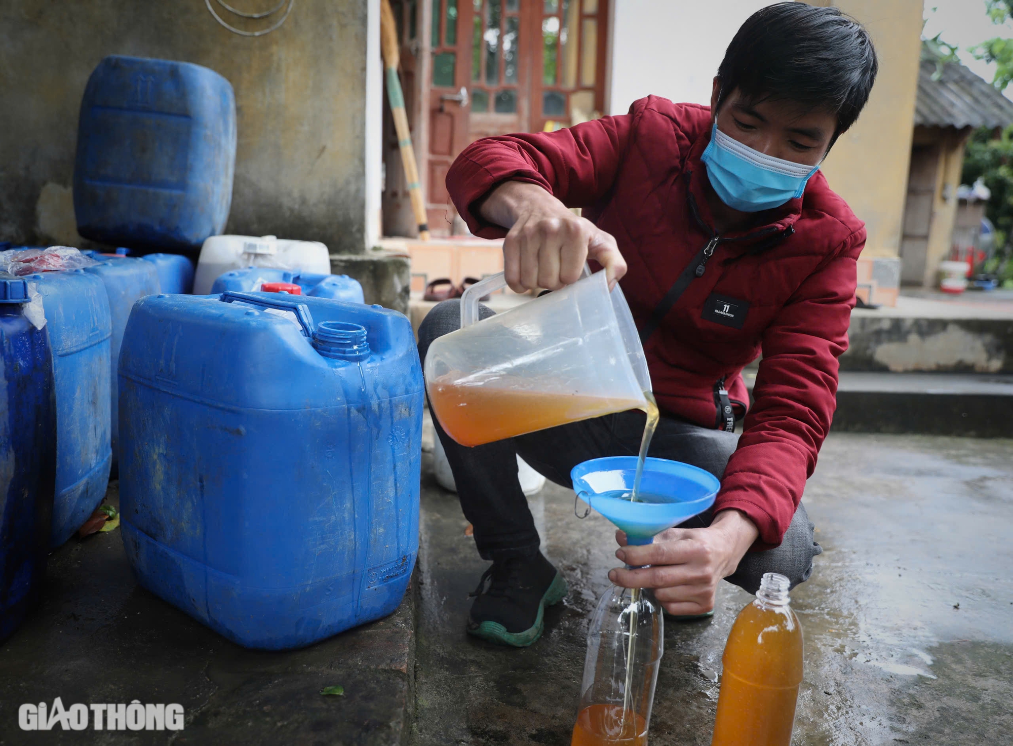 Cận cảnh mùa mật ngọt dưới tán vải thiều ở Bắc Giang- Ảnh 11. Cận cảnh mùa mật ngọt dưới tán vải thiều ở Bắc Giang- Ảnh 11.