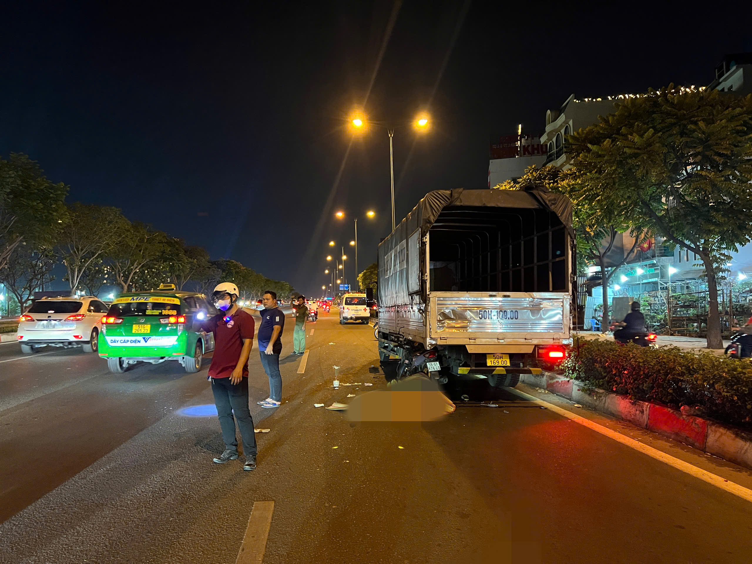 Nam thanh ni&ecirc;n tử vong sau va chạm với xe tải ở TP.HCM- Ảnh 1.