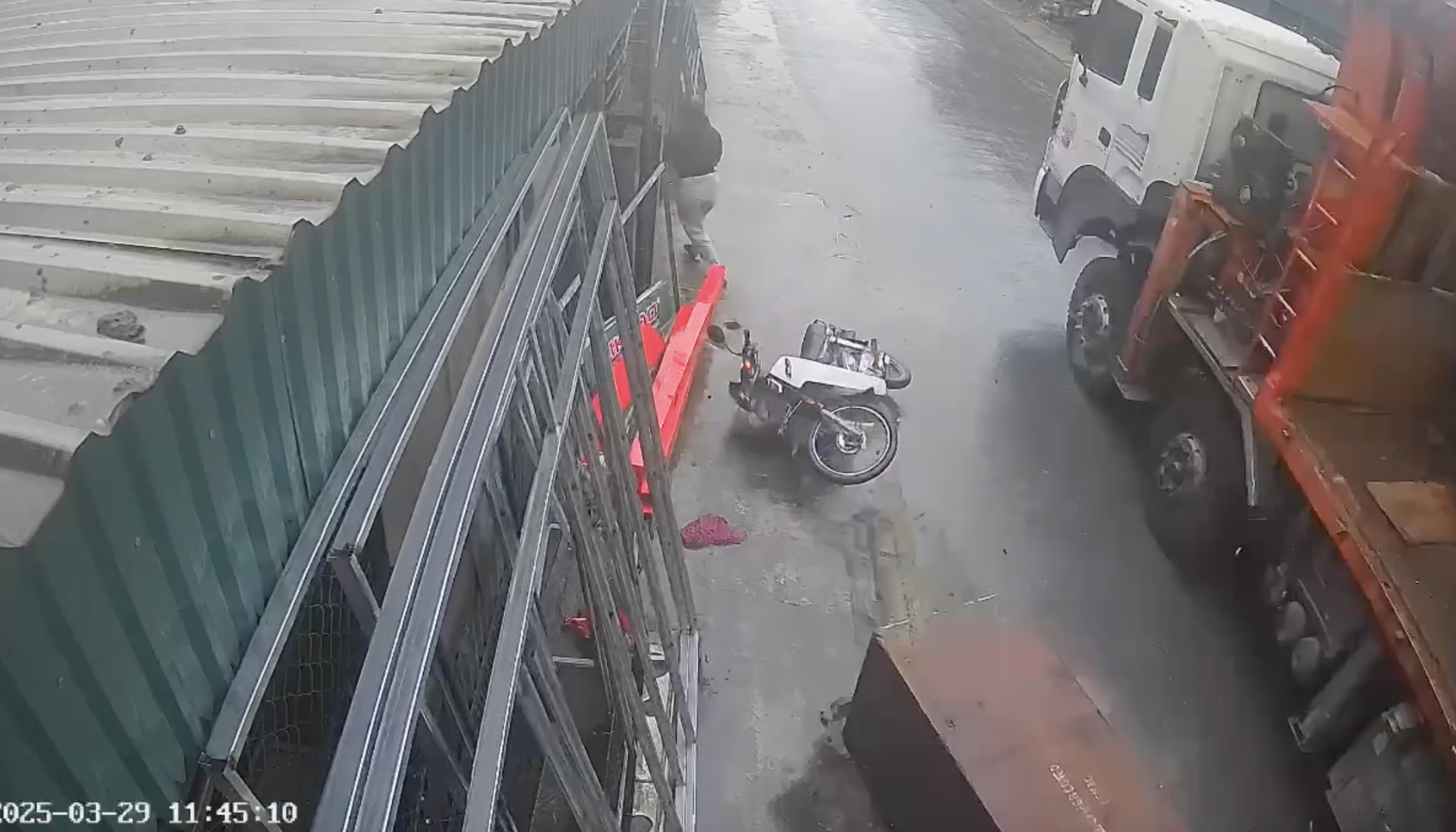 Khoảnh khắc kh&uacute;c gỗ khủng rơi từ xe cẩu, c&ocirc; g&aacute;i n&eacute;m xe m&aacute;y bỏ chạy- Ảnh 1.