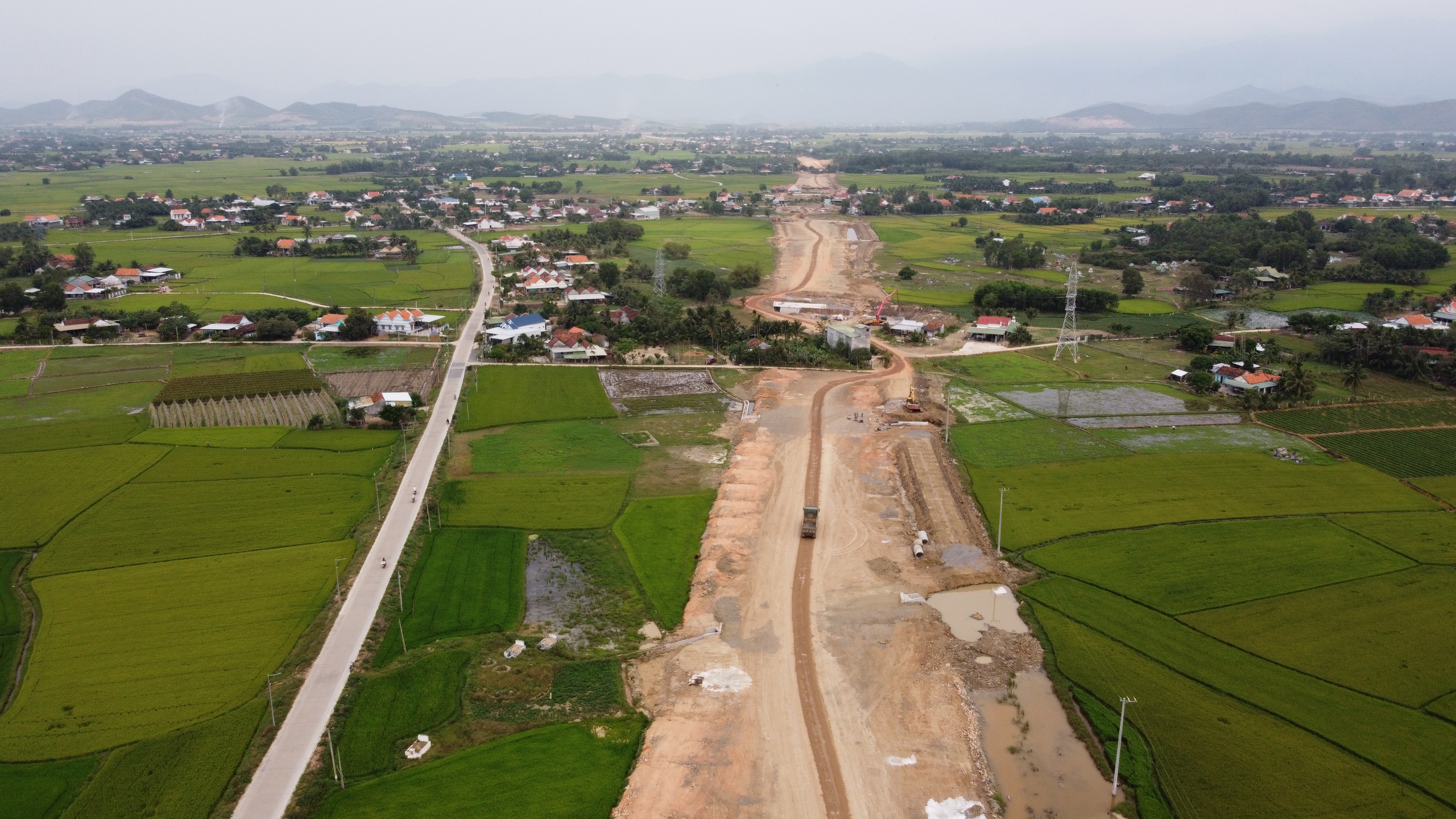 Cao tốc Kh&aacute;nh H&ograve;a - Bu&ocirc;n Ma Thuột: Vượt kh&oacute;, chạy đua tiến độ- Ảnh 8.