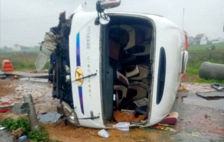 Xe chở 15 gi&aacute;o vi&ecirc;n, học sinh lật tr&ecirc;n cao tốc Nghi Sơn - Diễn Ch&acirc;u sau va chạm xe tải- Ảnh 2.