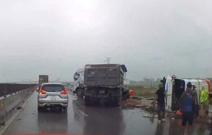 Xe chở 15 gi&aacute;o vi&ecirc;n, học sinh lật tr&ecirc;n cao tốc Nghi Sơn - Diễn Ch&acirc;u sau va chạm xe tải- Ảnh 1.