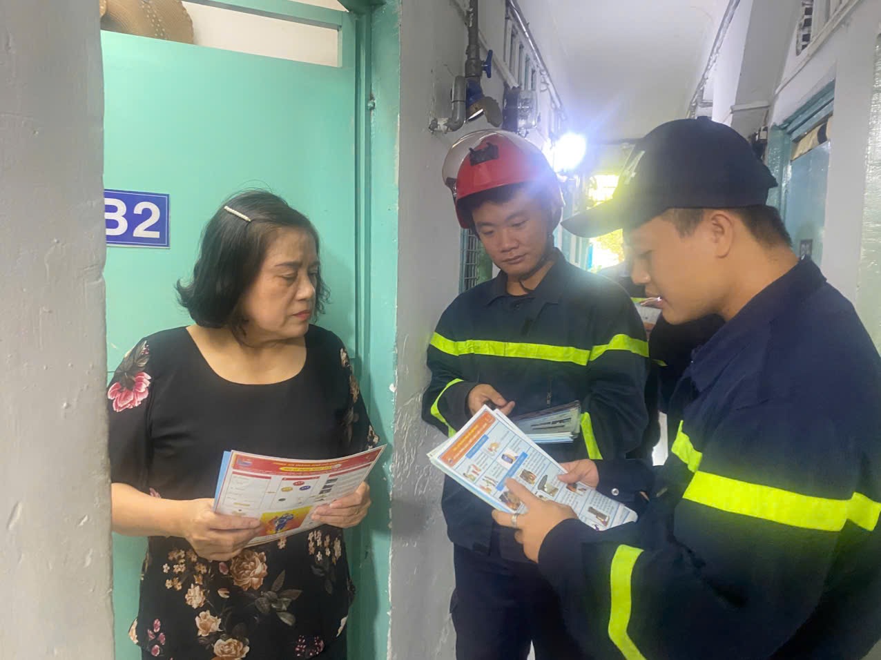 TP.HCM ra quân hướng dẫn các chủ nhà trọ khắc phục vi phạm PCCC trước giờ G- Ảnh 1. TP.HCM ra quân hướng dẫn các chủ nhà trọ khắc phục vi phạm PCCC trước giờ G- Ảnh 1.