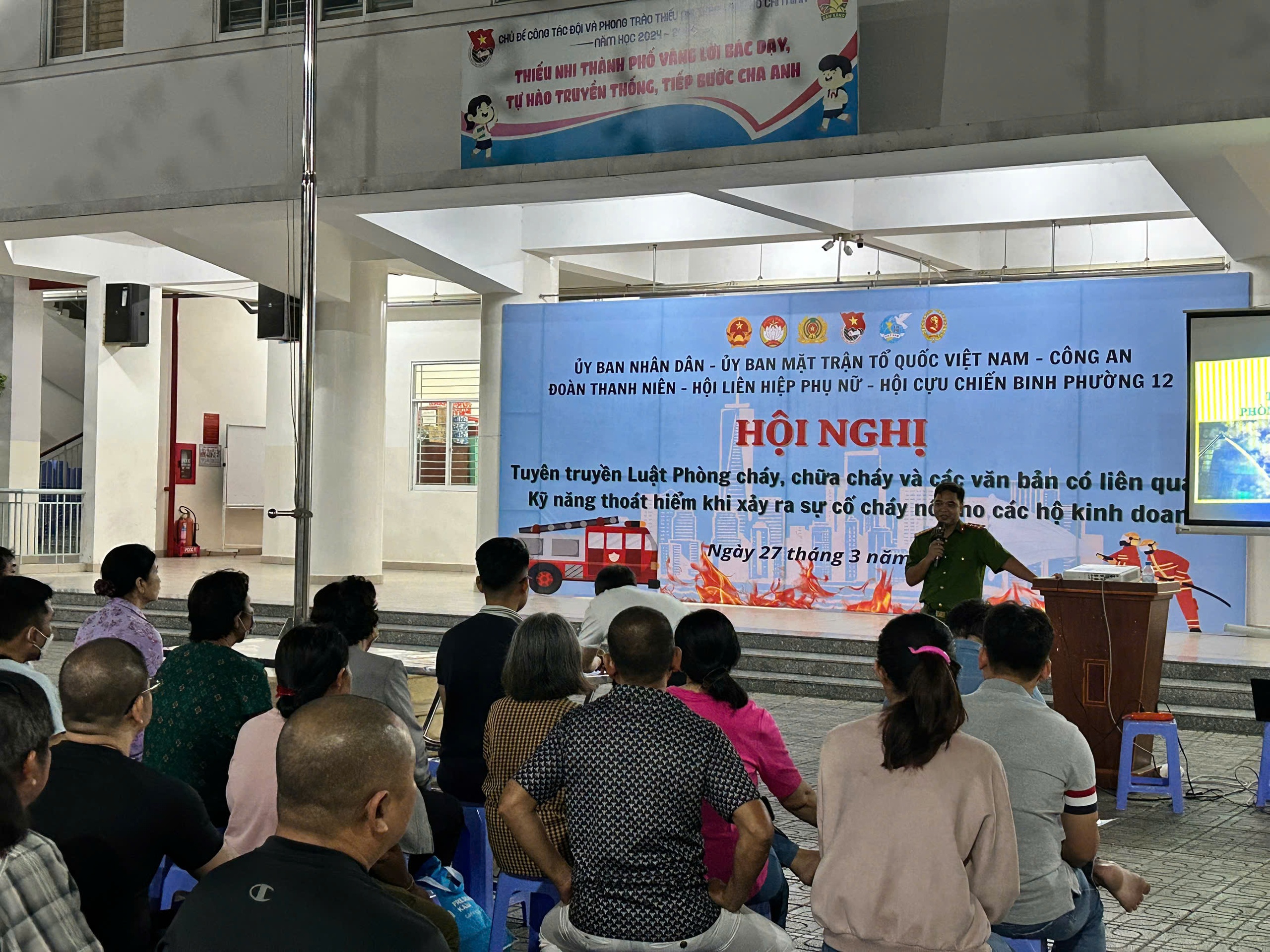 TP.HCM ra quân hướng dẫn các chủ nhà trọ khắc phục vi phạm PCCC trước giờ G- Ảnh 2. TP.HCM ra quân hướng dẫn các chủ nhà trọ khắc phục vi phạm PCCC trước giờ G- Ảnh 2.