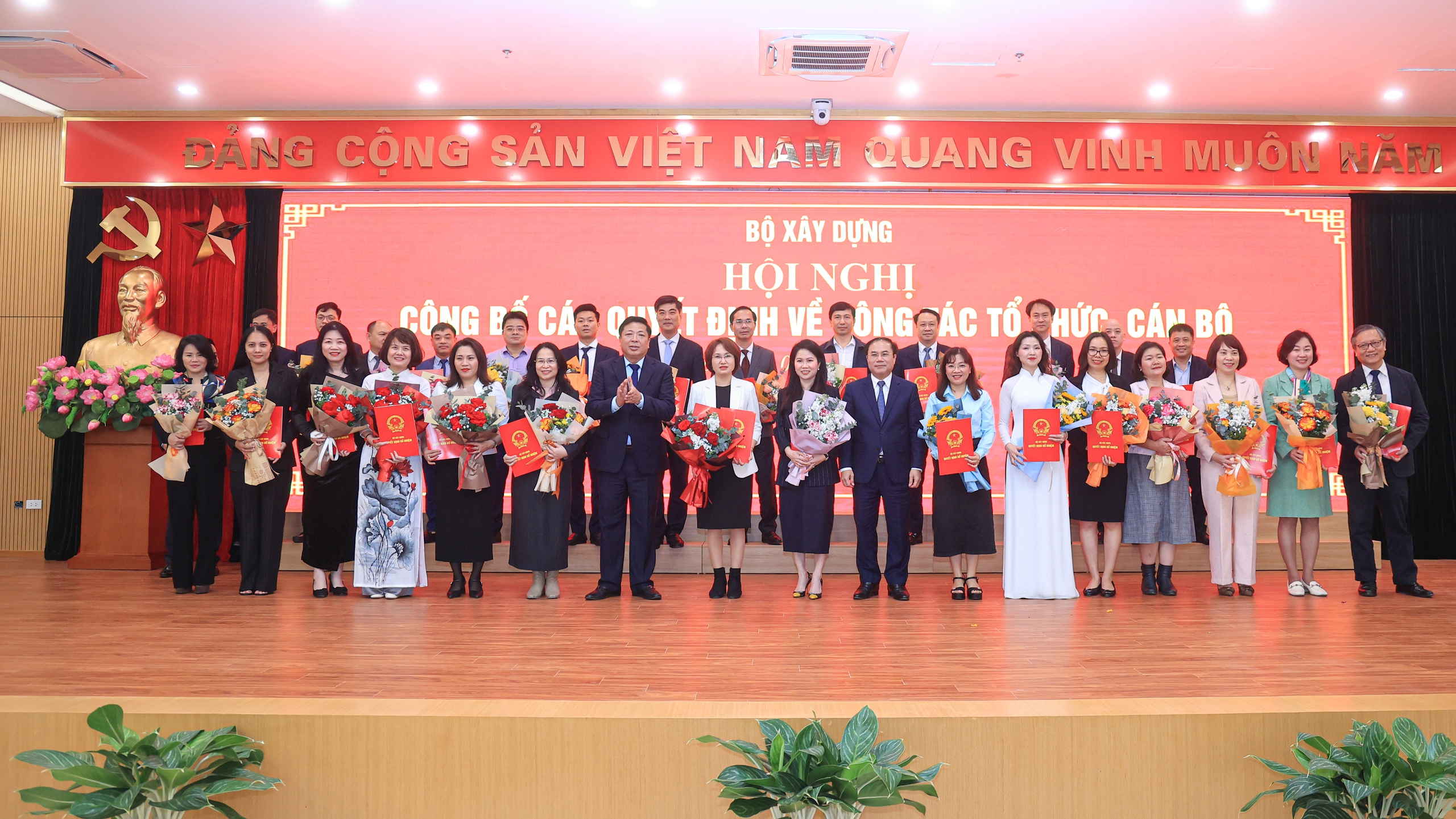 Bổ nhiệm 142 l&atilde;nh đạo c&aacute;c đơn vị thuộc Bộ X&acirc;y dựng- Ảnh 1.