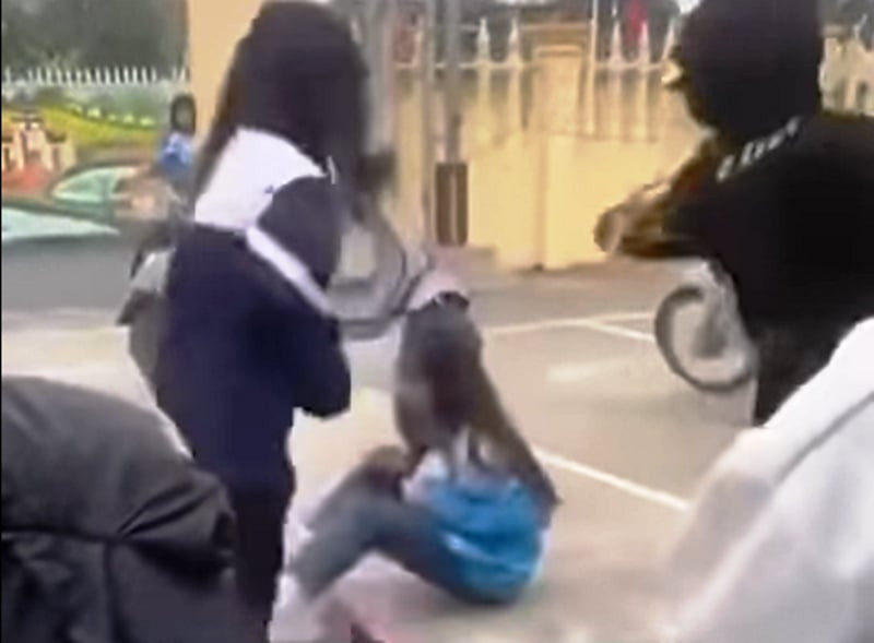 Vụ nữ sinh bị "đ&aacute;nh hội đồng": Do m&acirc;u thuẫn tr&ecirc;n mạng x&atilde; hội- Ảnh 1.