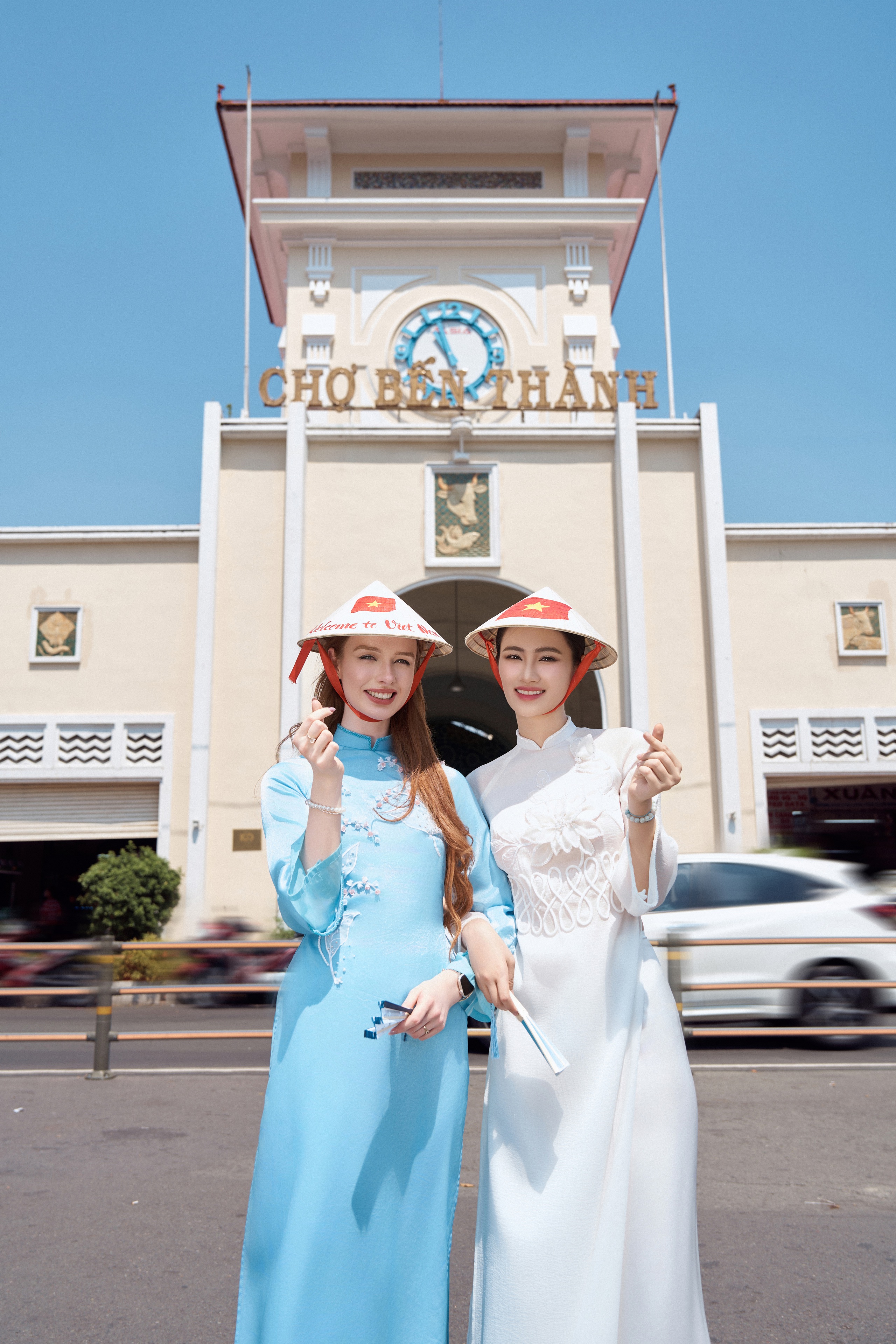 &Yacute; Nhi dắt đối thủ Amy Scott - Miss World Scotland 2024 thăm chợ Bến Th&agrave;nh- Ảnh 1.