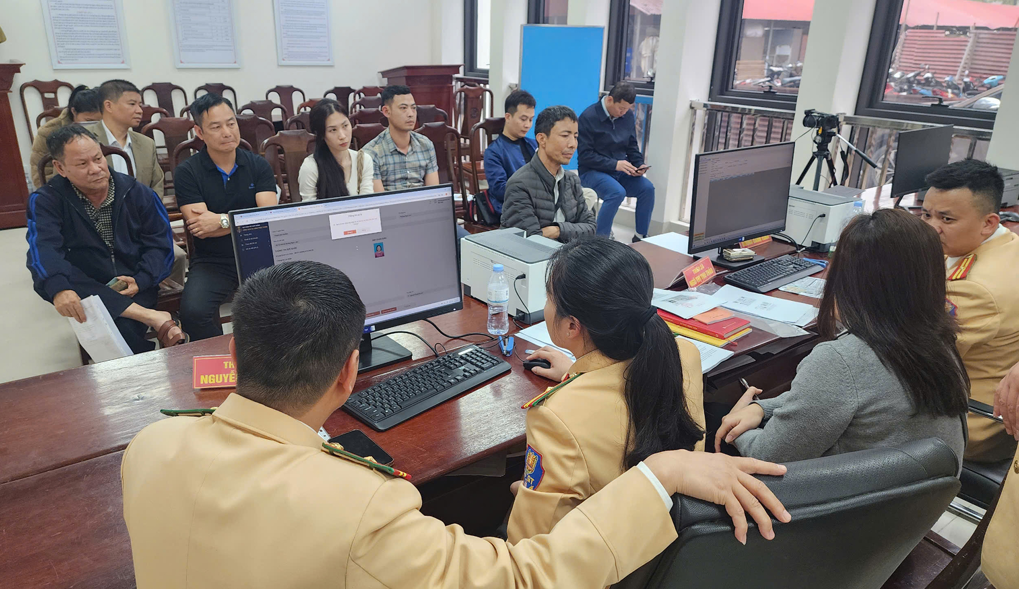 Mất vài phút để cấp đổi bằng lái xe- Ảnh 1. Mất vài phút để cấp đổi bằng lái xe- Ảnh 1.