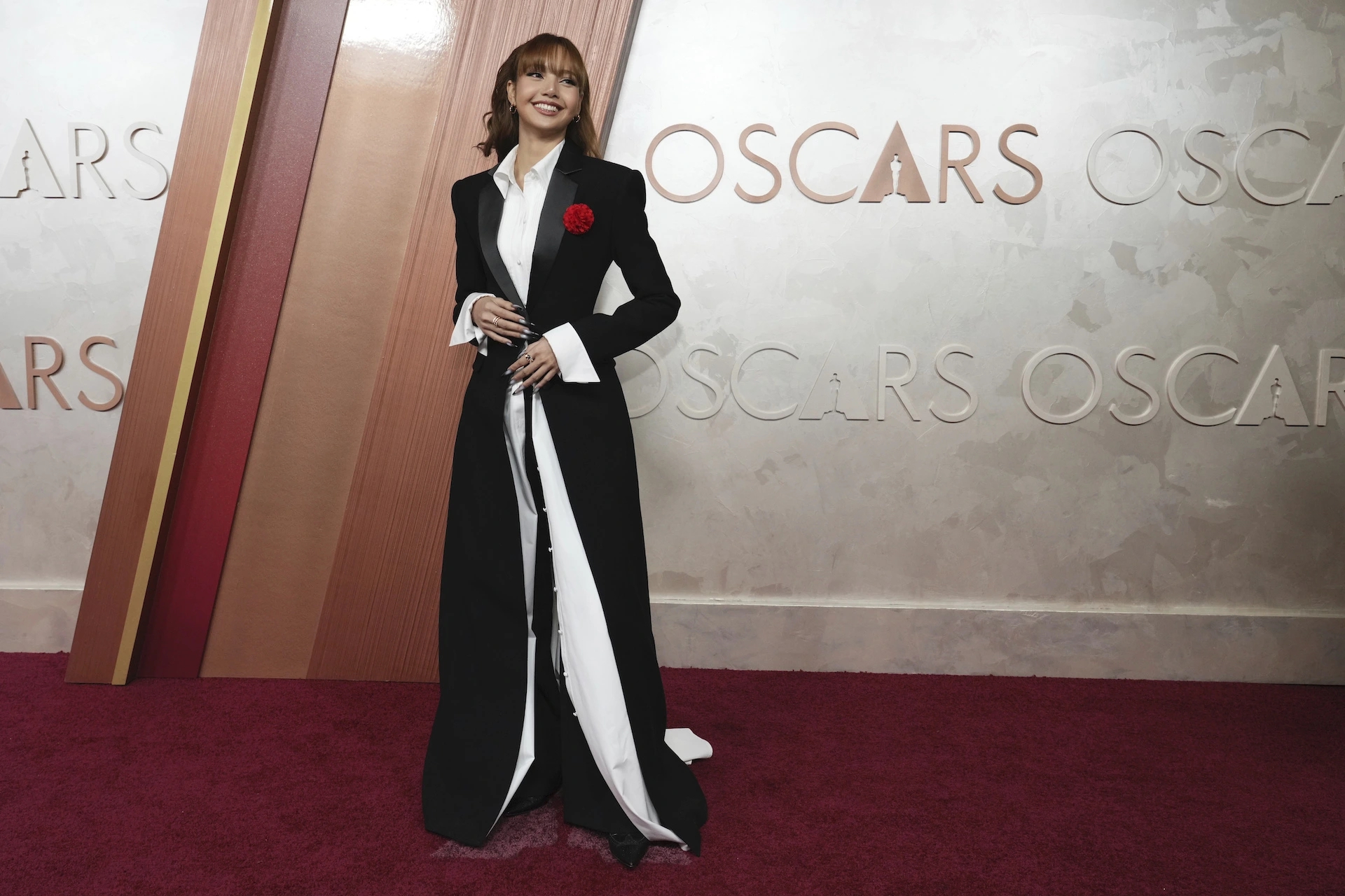 Lisa (BlackPink) mặc k&iacute;n đ&aacute;o, Selena Gomez hở bạo tr&ecirc;n thảm đỏ Oscar 2025- Ảnh 3.