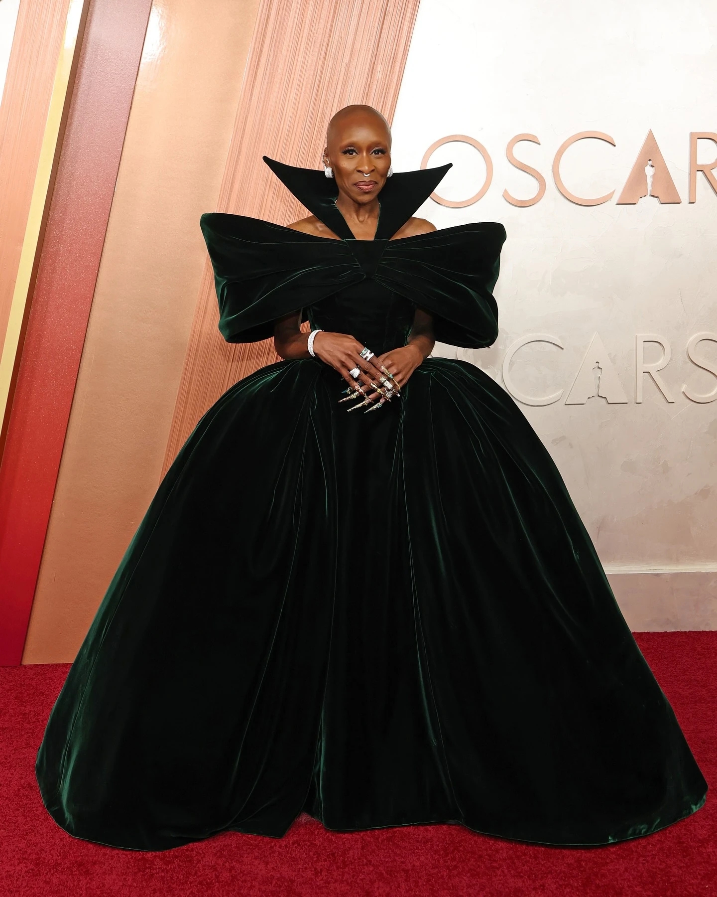 Lisa (BlackPink) mặc k&iacute;n đ&aacute;o, Selena Gomez hở bạo tr&ecirc;n thảm đỏ Oscar 2025- Ảnh 9.