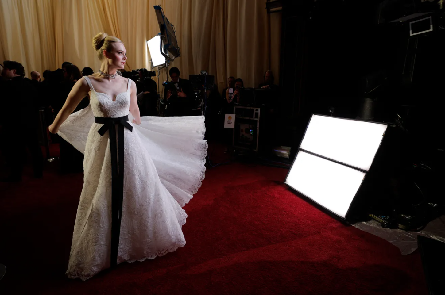 Lisa (BlackPink) mặc k&iacute;n đ&aacute;o, Selena Gomez hở bạo tr&ecirc;n thảm đỏ Oscar 2025- Ảnh 1.