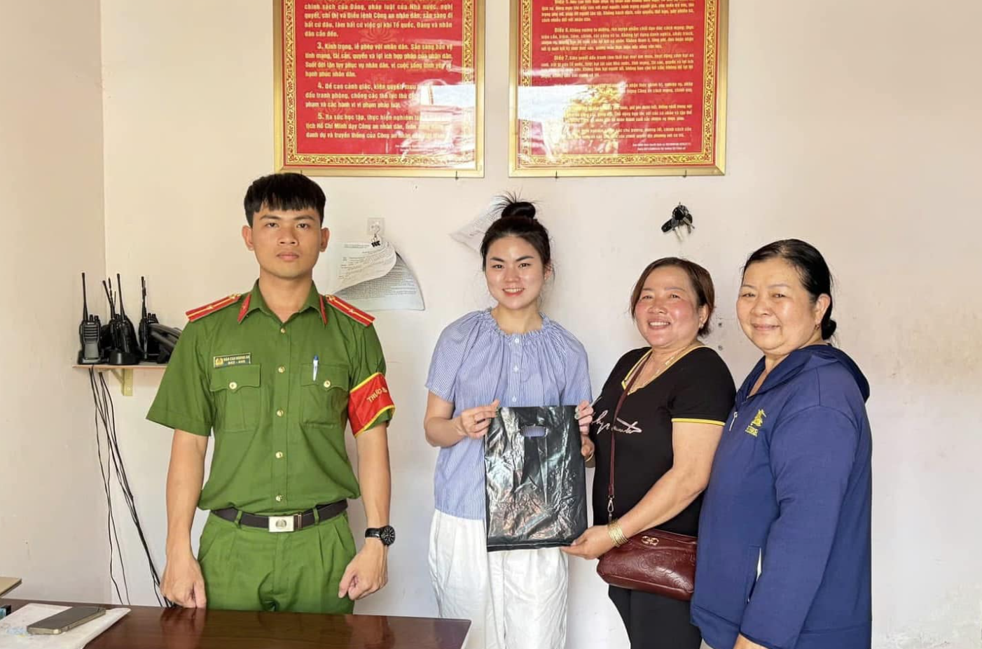 Nhặt được bọc tiền hơn 100 triệu, hai phụ nữ ở Đồng Nai trả lại người đ&aacute;nh rơi- Ảnh 1.