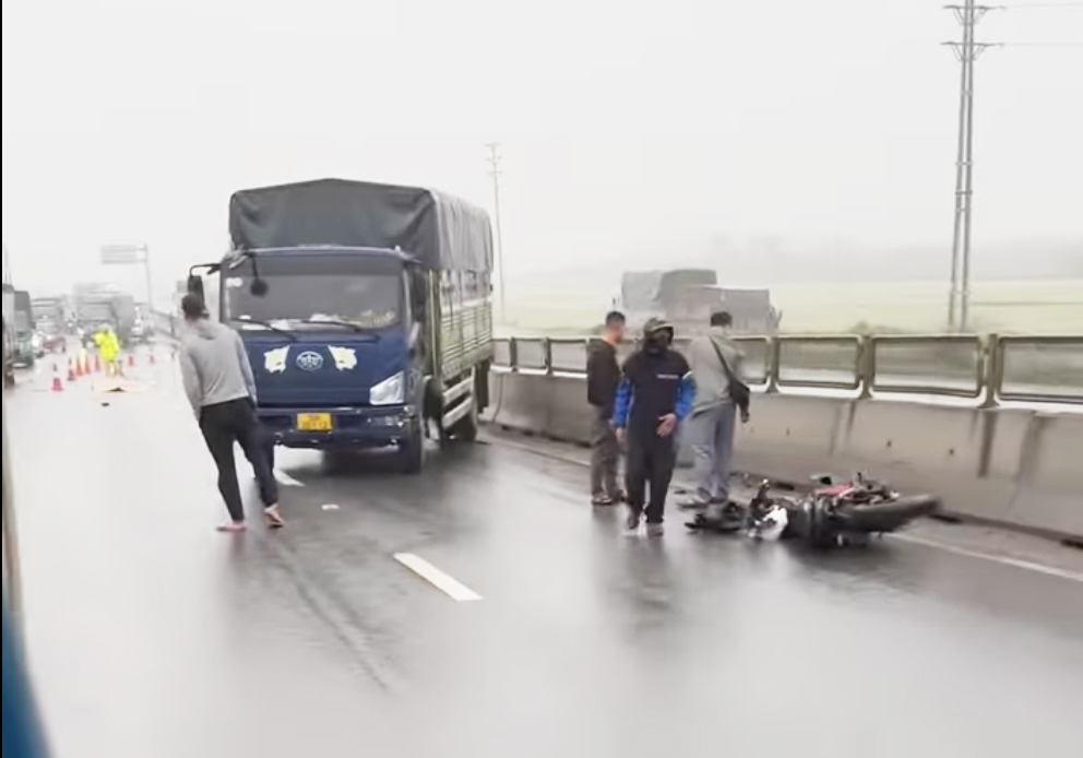 Xe m&aacute;y va chạm xe tải tr&ecirc;n đường nối 2 cao tốc, nam thanh ni&ecirc;n tử vong- Ảnh 1.
