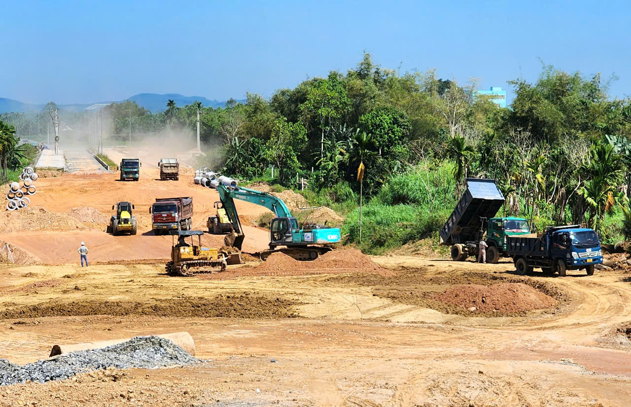 Th&ocirc;ng mặt bằng, nh&agrave; thầu tăng tốc thi c&ocirc;ng cầu 850 tỷ ở Quảng Ng&atilde;i- Ảnh 1.