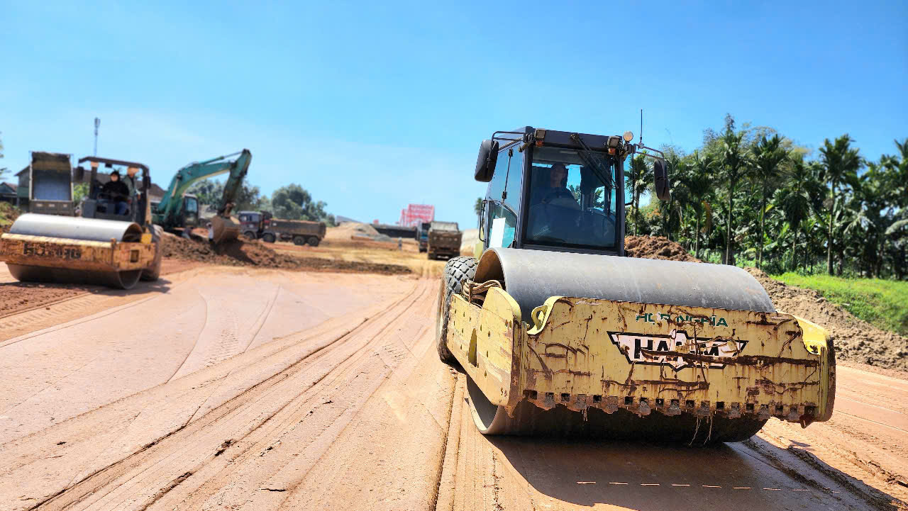 Th&ocirc;ng mặt bằng, nh&agrave; thầu tăng tốc thi c&ocirc;ng cầu 850 tỷ ở Quảng Ng&atilde;i- Ảnh 5.