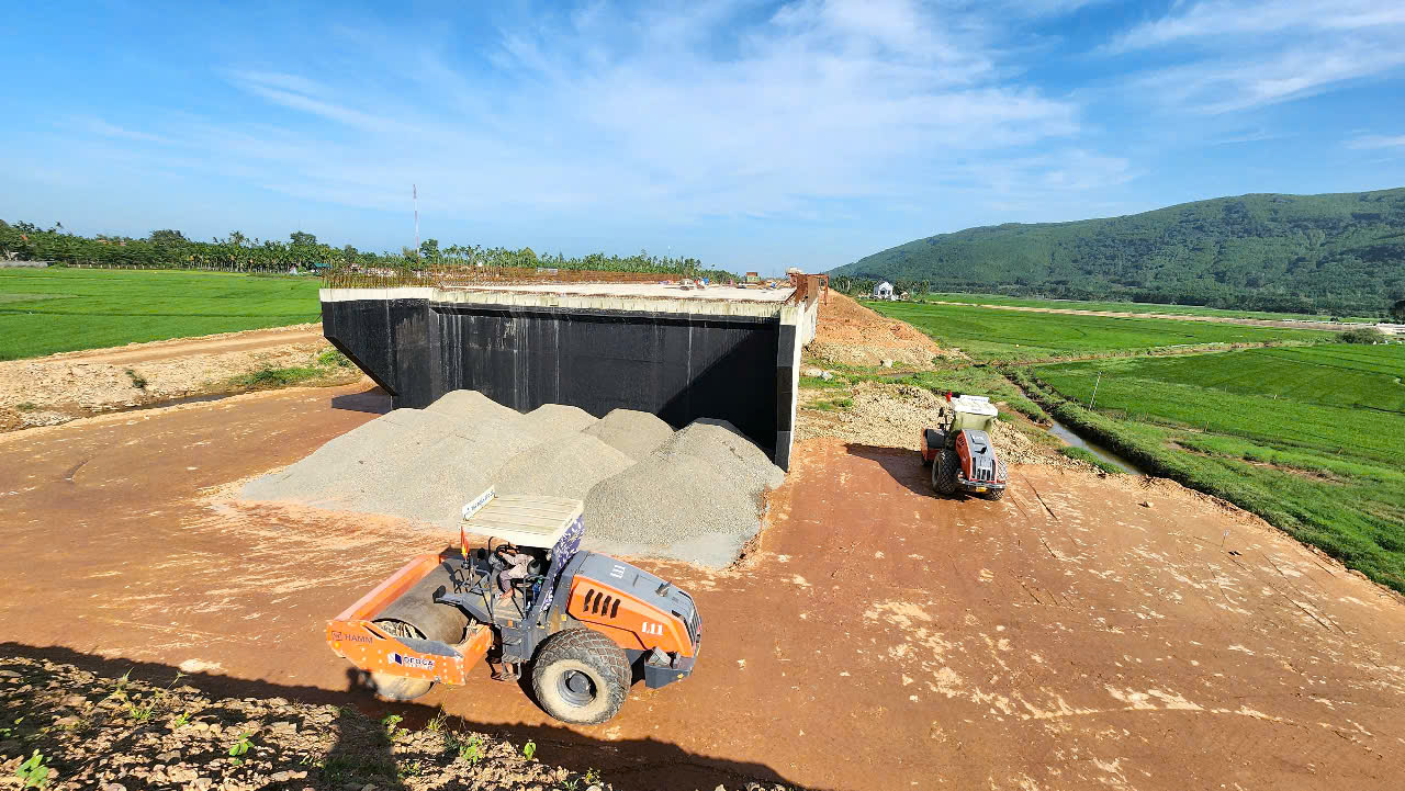 Nắng r&aacute;o nh&agrave; thầu thi c&ocirc;ng cao tốc Quảng Ng&atilde;i - Ho&agrave;i Nhơn tăng tốc đắp nền- Ảnh 9.
