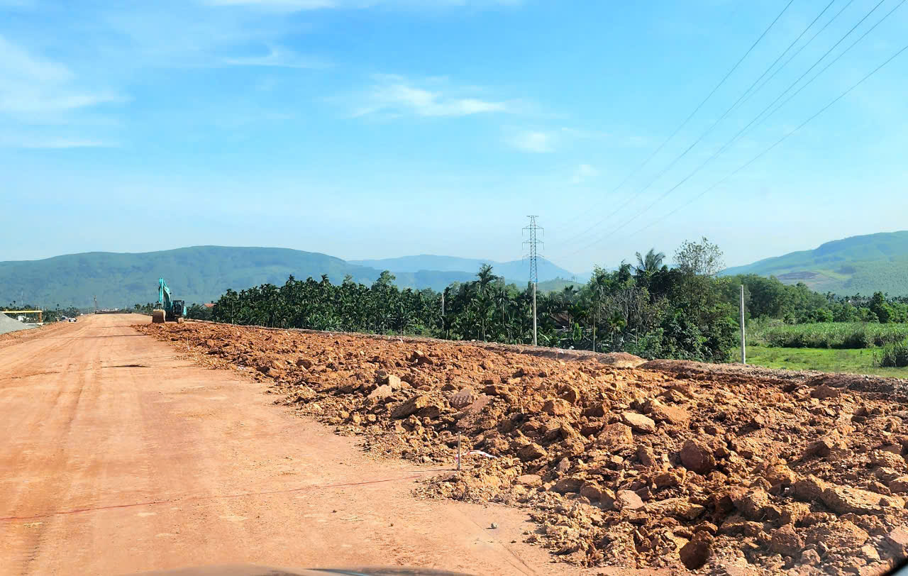 Nắng r&aacute;o nh&agrave; thầu thi c&ocirc;ng cao tốc Quảng Ng&atilde;i - Ho&agrave;i Nhơn tăng tốc đắp nền- Ảnh 10.