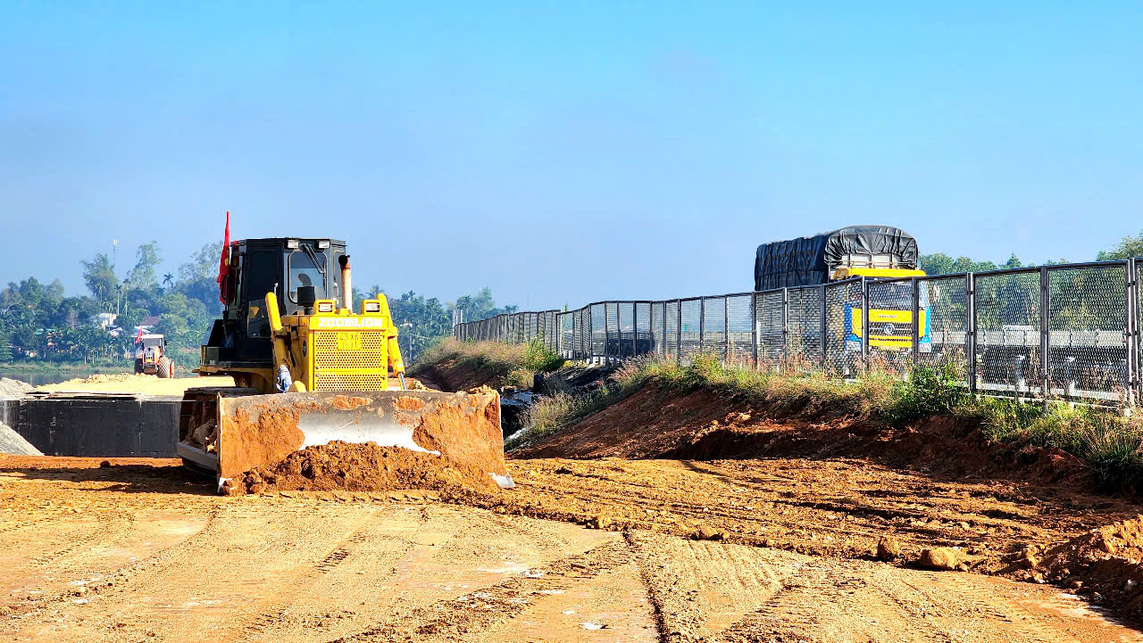 Nắng r&aacute;o nh&agrave; thầu thi c&ocirc;ng cao tốc Quảng Ng&atilde;i - Ho&agrave;i Nhơn tăng tốc đắp nền- Ảnh 5.