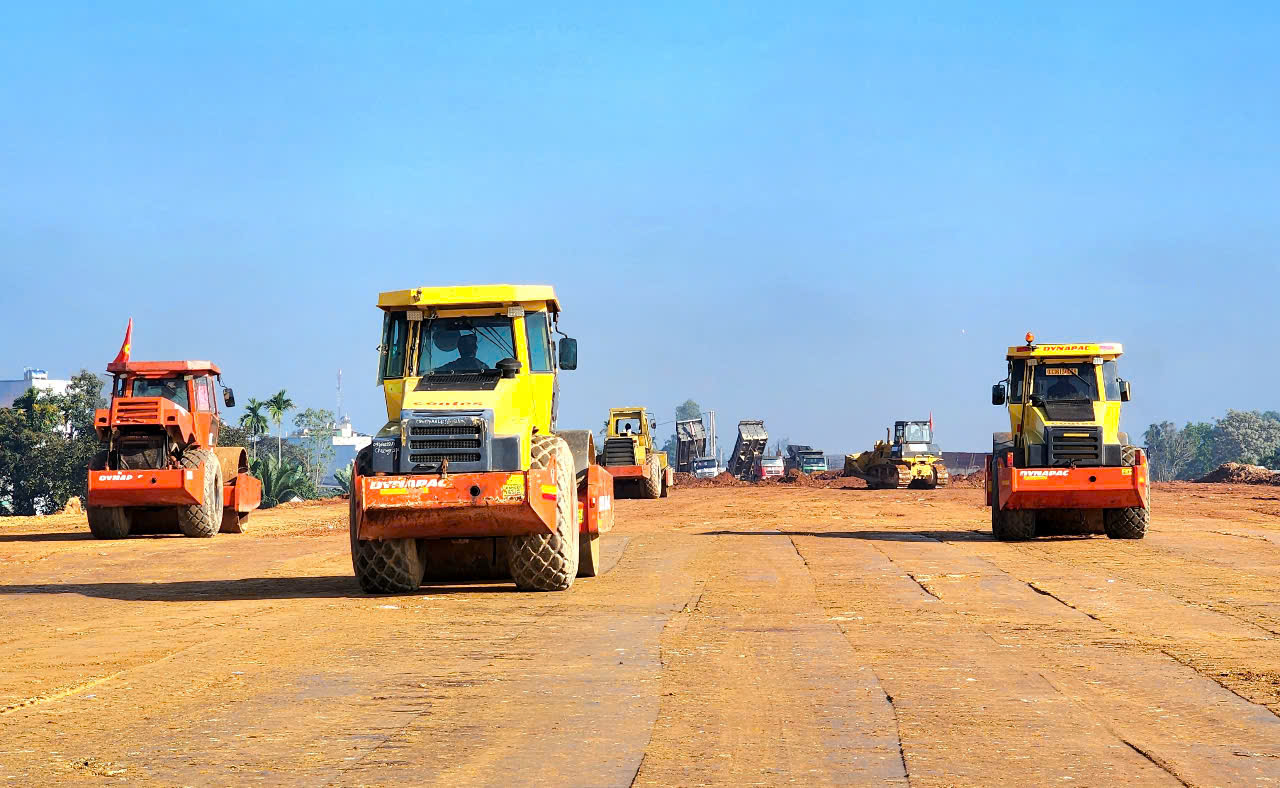 Nắng r&aacute;o nh&agrave; thầu thi c&ocirc;ng cao tốc Quảng Ng&atilde;i - Ho&agrave;i Nhơn tăng tốc đắp nền- Ảnh 1.
