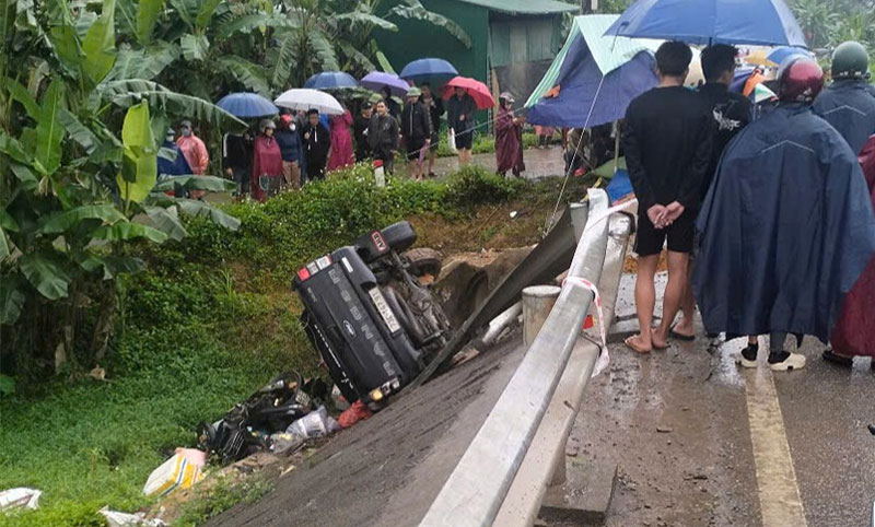 Vụ tai nạn trên quốc lộ 8 khiến ba người thương vong. Vụ tai nạn trên quốc lộ 8 khiến ba người thương vong.