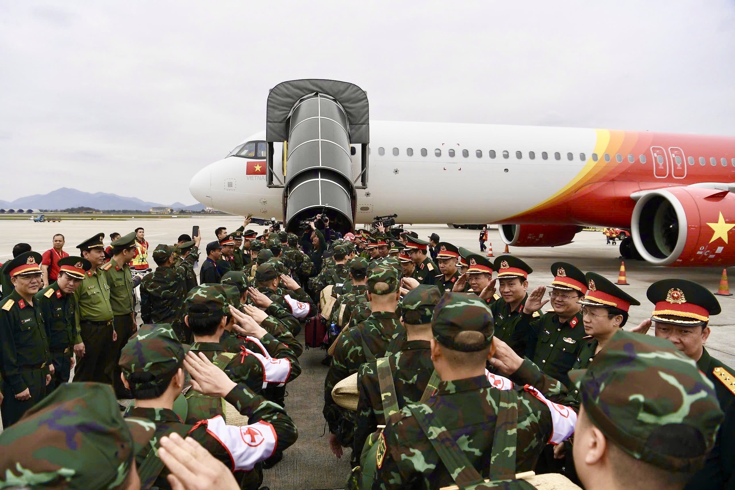 Vietjet đưa đo&agrave;n cứu trợ của Việt Nam sang Myanmar sau động đất- Ảnh 1.