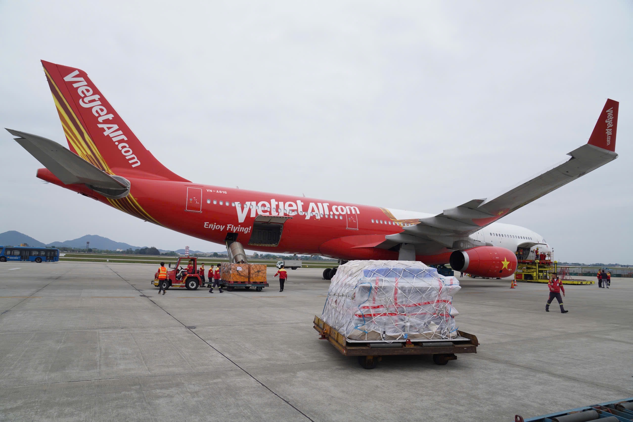Vietjet đưa đo&agrave;n cứu trợ của Việt Nam sang Myanmar sau động đất- Ảnh 7.