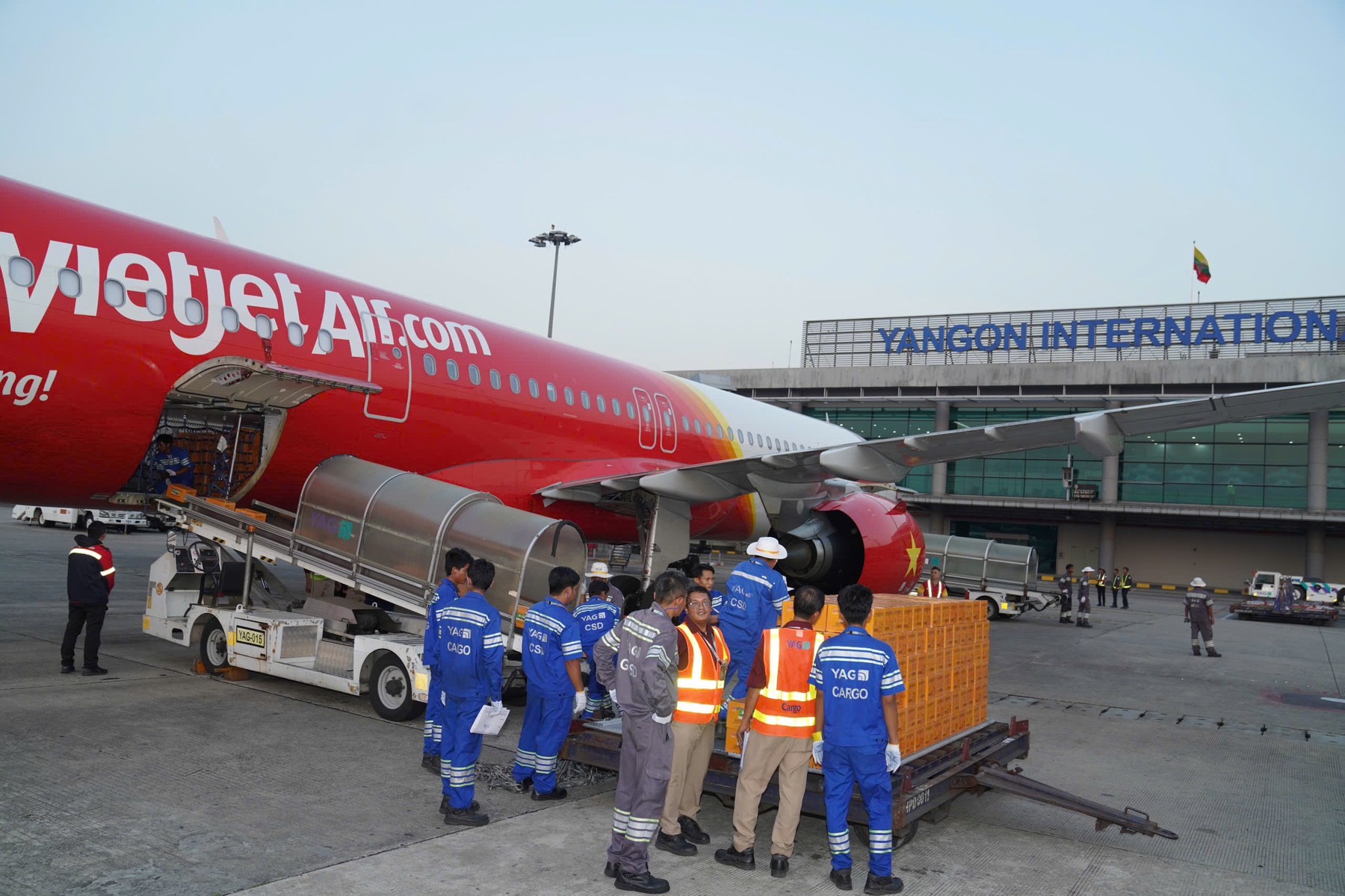 Vietjet đưa đo&agrave;n cứu trợ của Việt Nam sang Myanmar sau động đất- Ảnh 10.