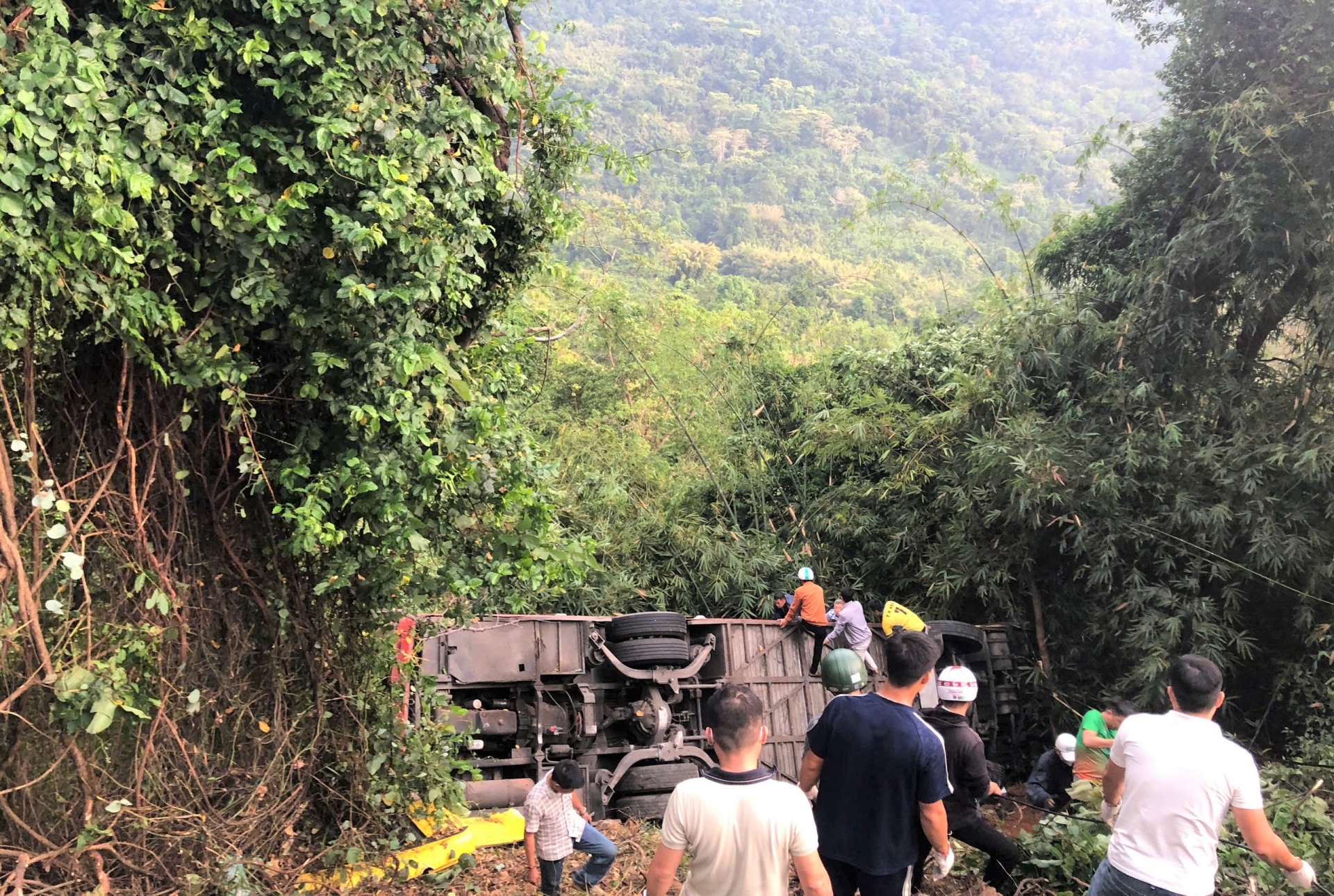 Tai nạn đ&egrave;o Bảo Lộc: Xe kh&aacute;ch t&ocirc;ng v&agrave;o hộ lan, trượt hơn 100m rồi lao xuống vực- Ảnh 2.