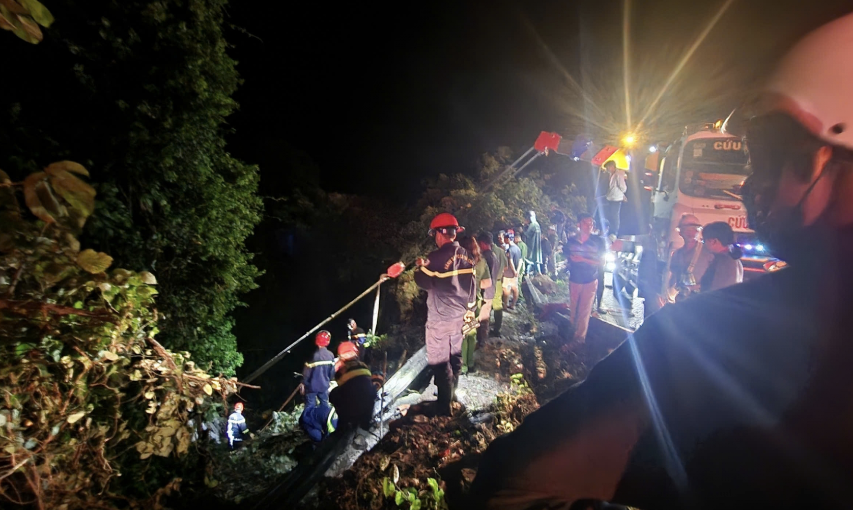 Xe kh&aacute;ch lao xuống vực đ&egrave;o Bảo Lộc: Lai lịch chiếc xe gặp nạn như thế n&agrave;o?- Ảnh 2.