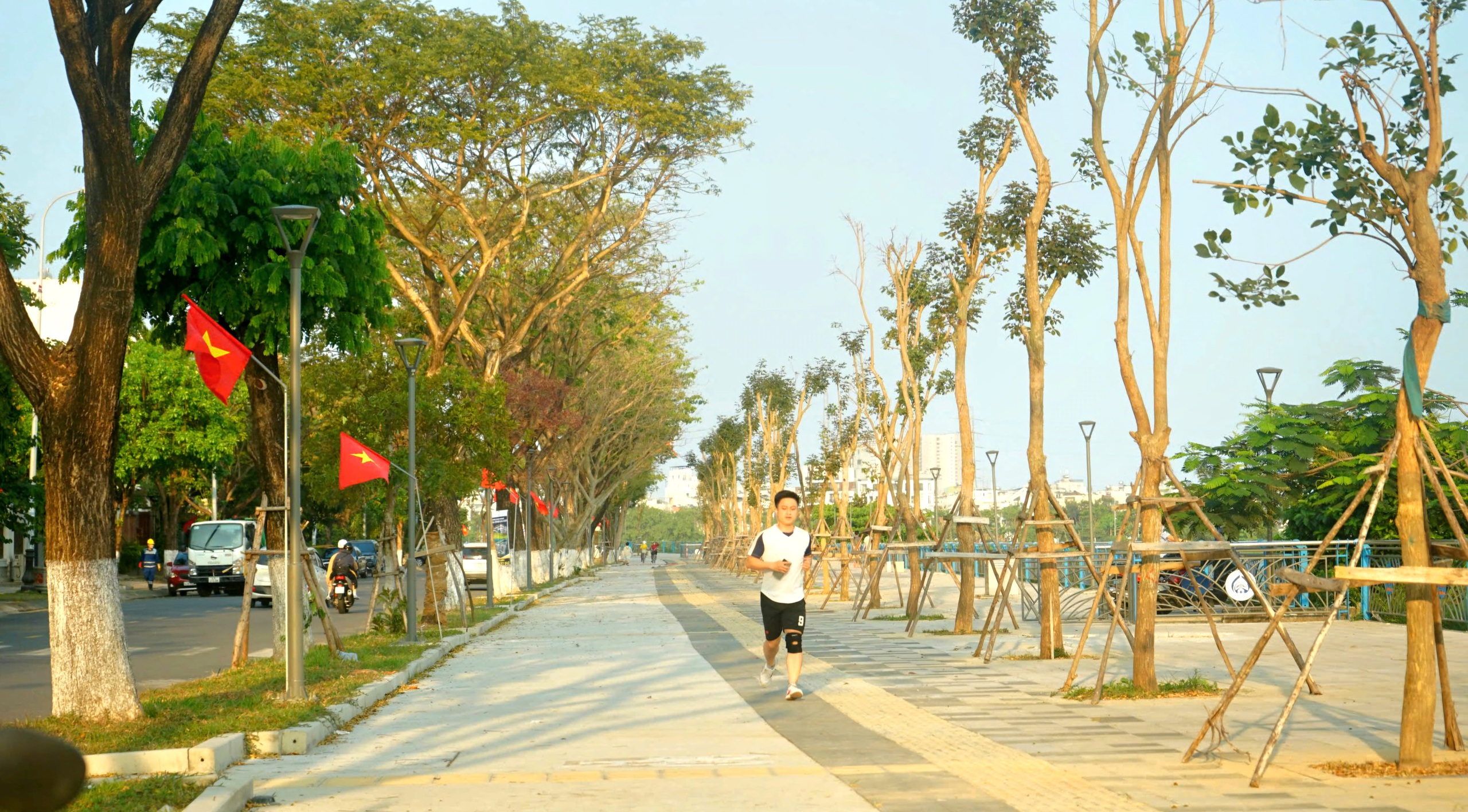 Ngắm vỉa hè đường ven sông ở Đà Nẵng có lối đi riêng cho xe đạp- Ảnh 7. Ngắm vỉa hè đường ven sông ở Đà Nẵng có lối đi riêng cho xe đạp- Ảnh 7.